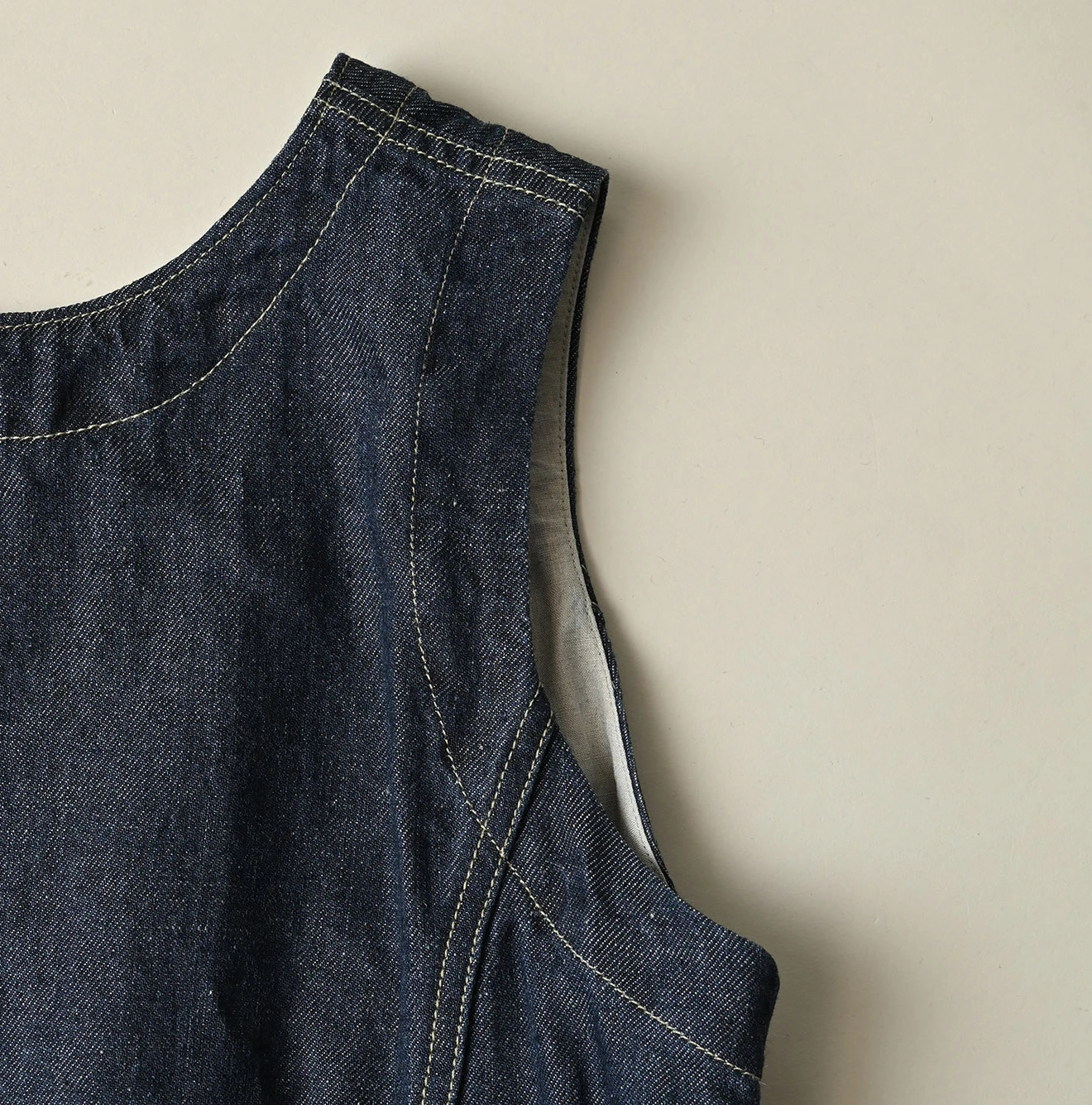 45R(フォーティファイブアール) |リネンデニムのオープンノースリーブ（濃）