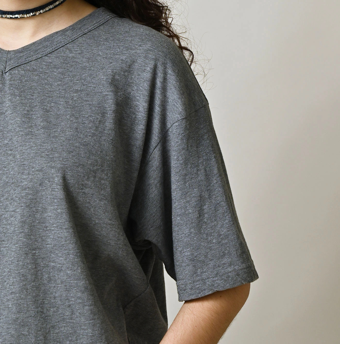 45R(フォーティファイブアール) |ガーゼ天竺の908浅VネックTシャツ