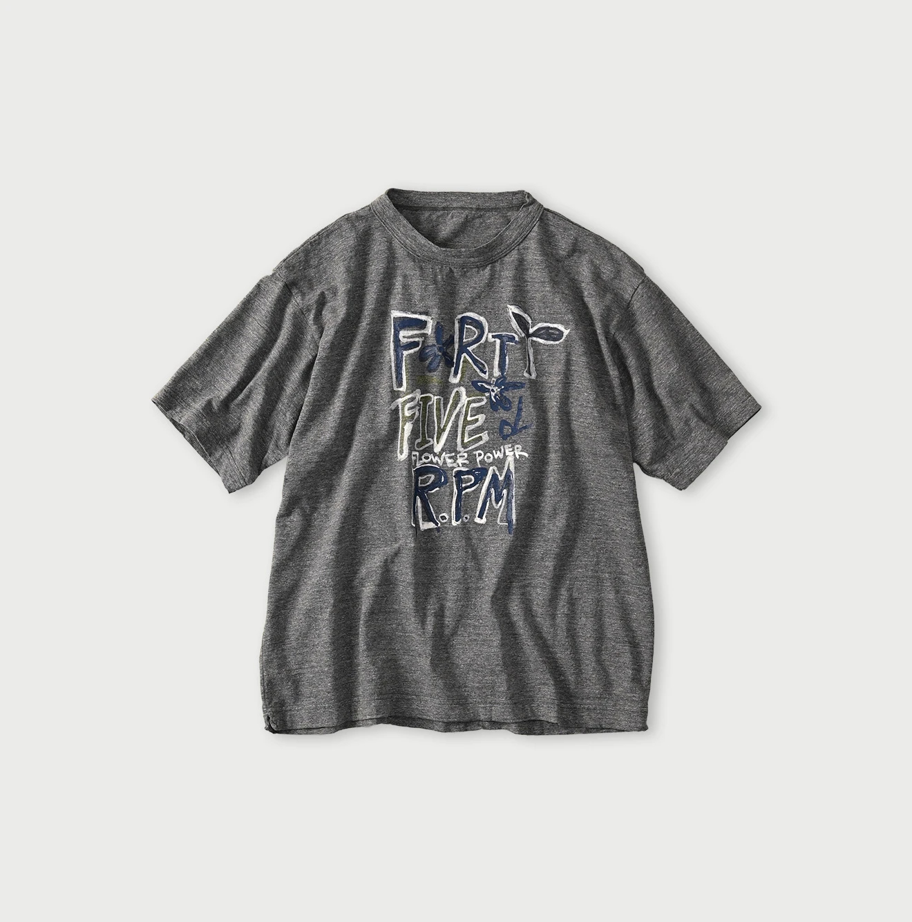 45R(フォーティファイブアール) |天竺ヒッピーフラワーロゴプリントの908オーシャンTシャツ（トップ）