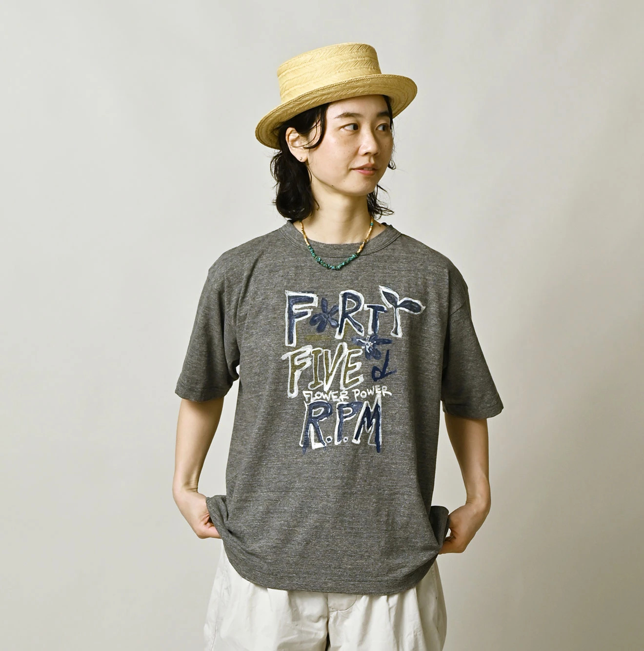 45R(フォーティファイブアール) |天竺ヒッピーフラワーロゴプリントの908オーシャンTシャツ（トップ）