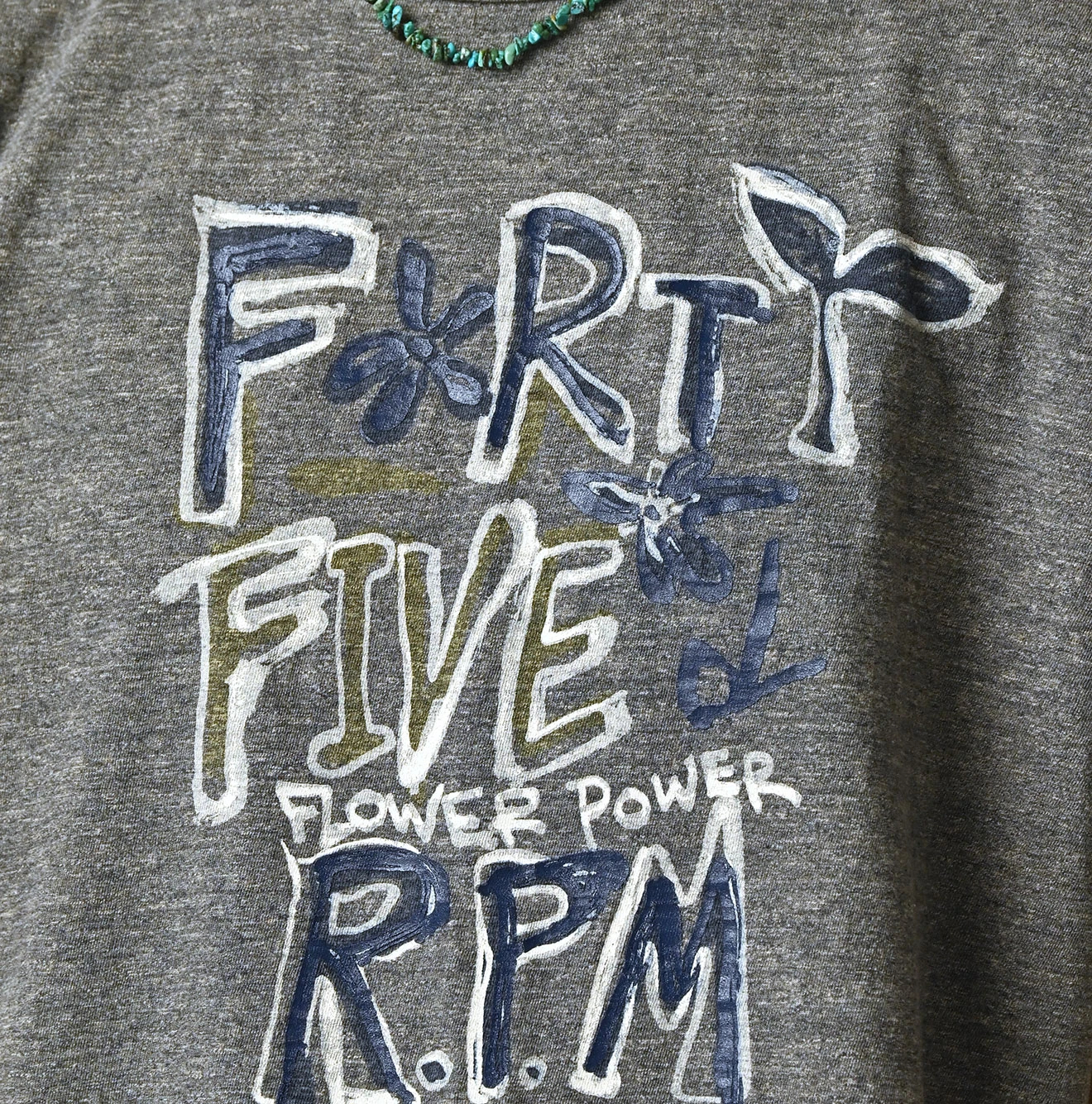 45R(フォーティファイブアール) |天竺ヒッピーフラワーロゴプリントの908オーシャンTシャツ（トップ）