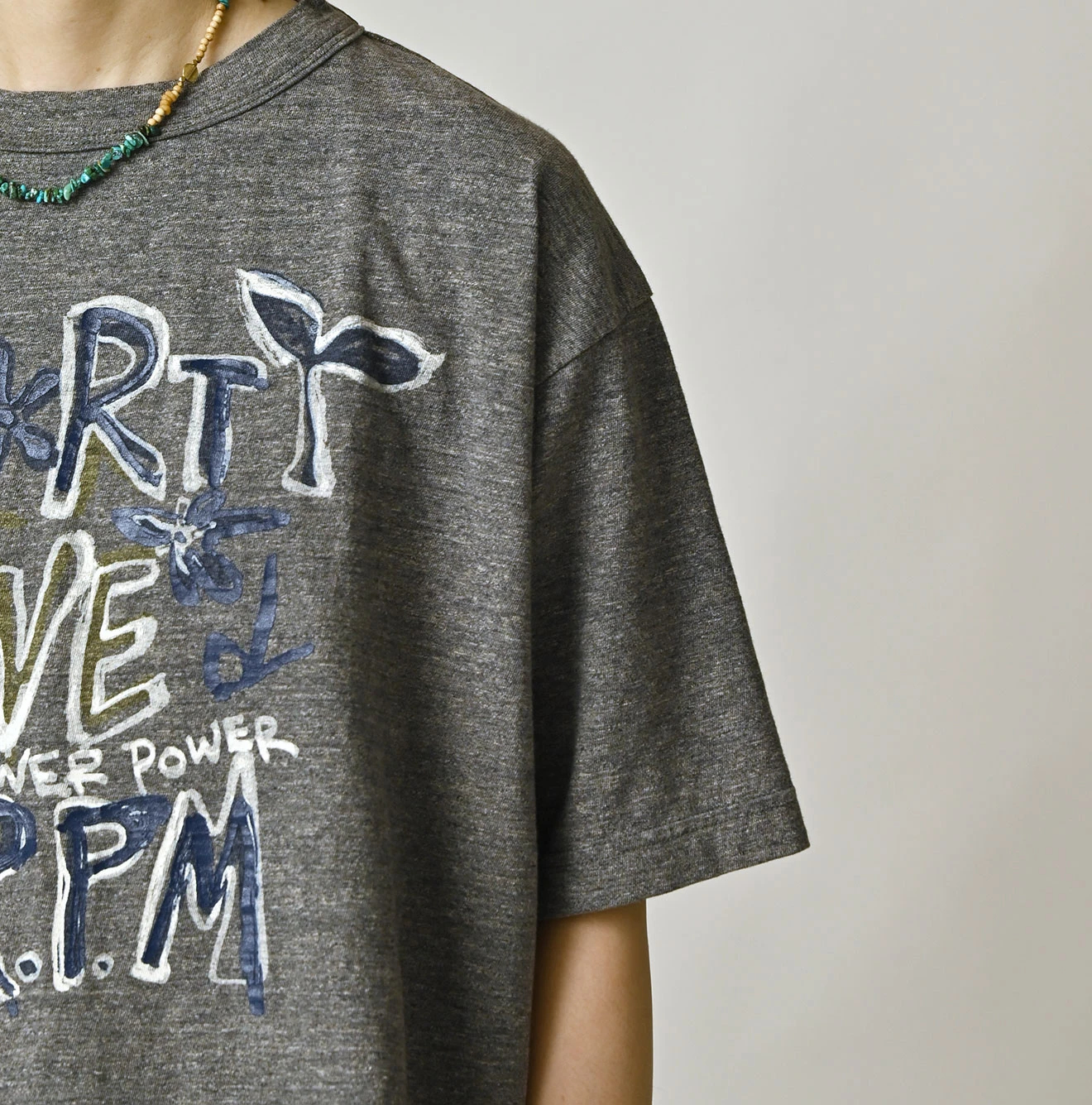 45R(フォーティファイブアール) |天竺ヒッピーフラワーロゴプリントの908オーシャンTシャツ（トップ）
