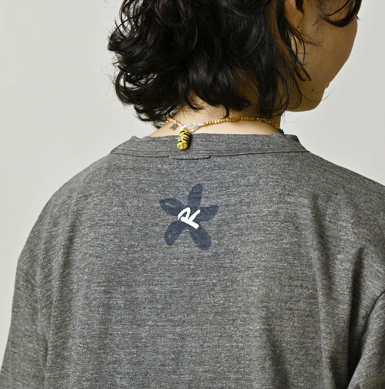 45R(フォーティファイブアール) |天竺ヒッピーフラワーロゴプリントの908オーシャンTシャツ（トップ）
