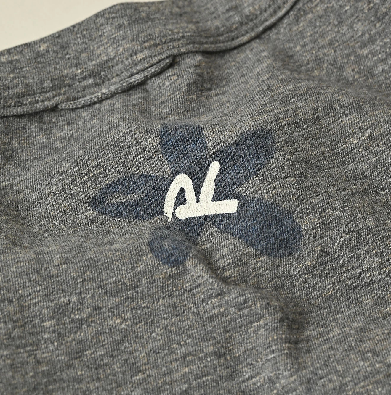 45R(フォーティファイブアール) |天竺ヒッピーフラワーロゴプリントの908オーシャンTシャツ（トップ）