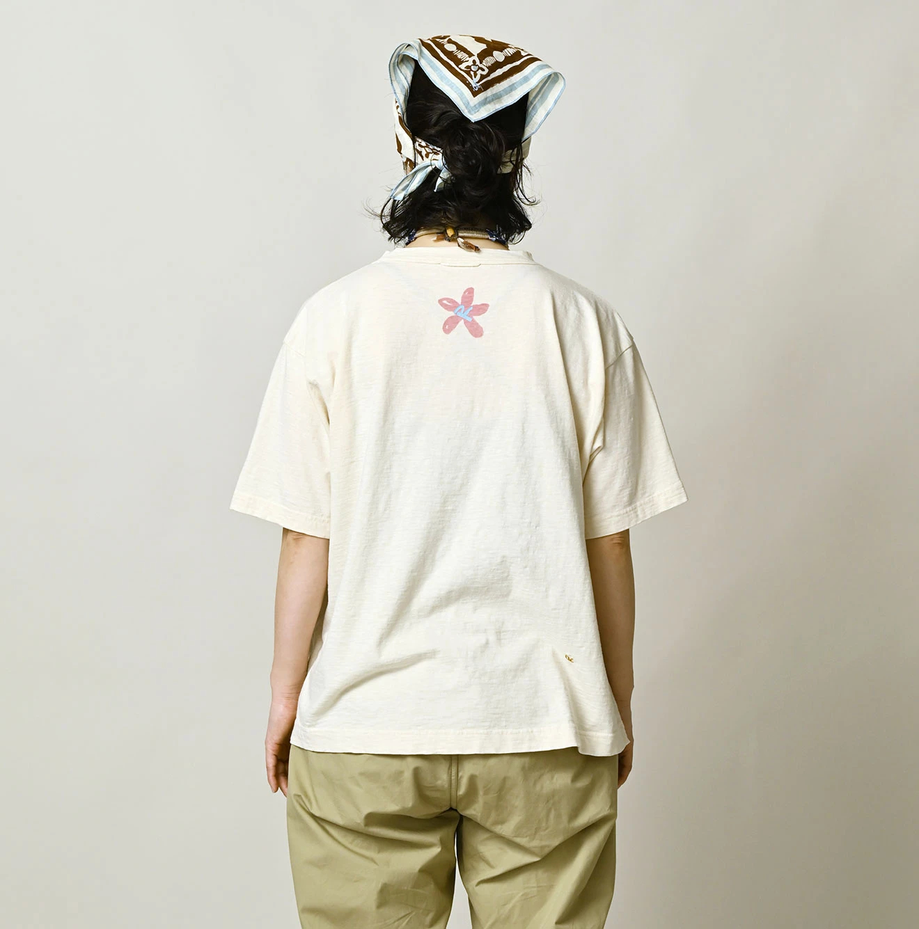 45R(フォーティファイブアール) |天竺ヒッピーフラワーロゴプリントの908オーシャンTシャツ