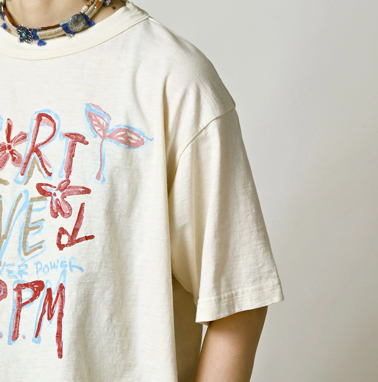 45R(フォーティファイブアール) |天竺ヒッピーフラワーロゴプリントの908オーシャンTシャツ