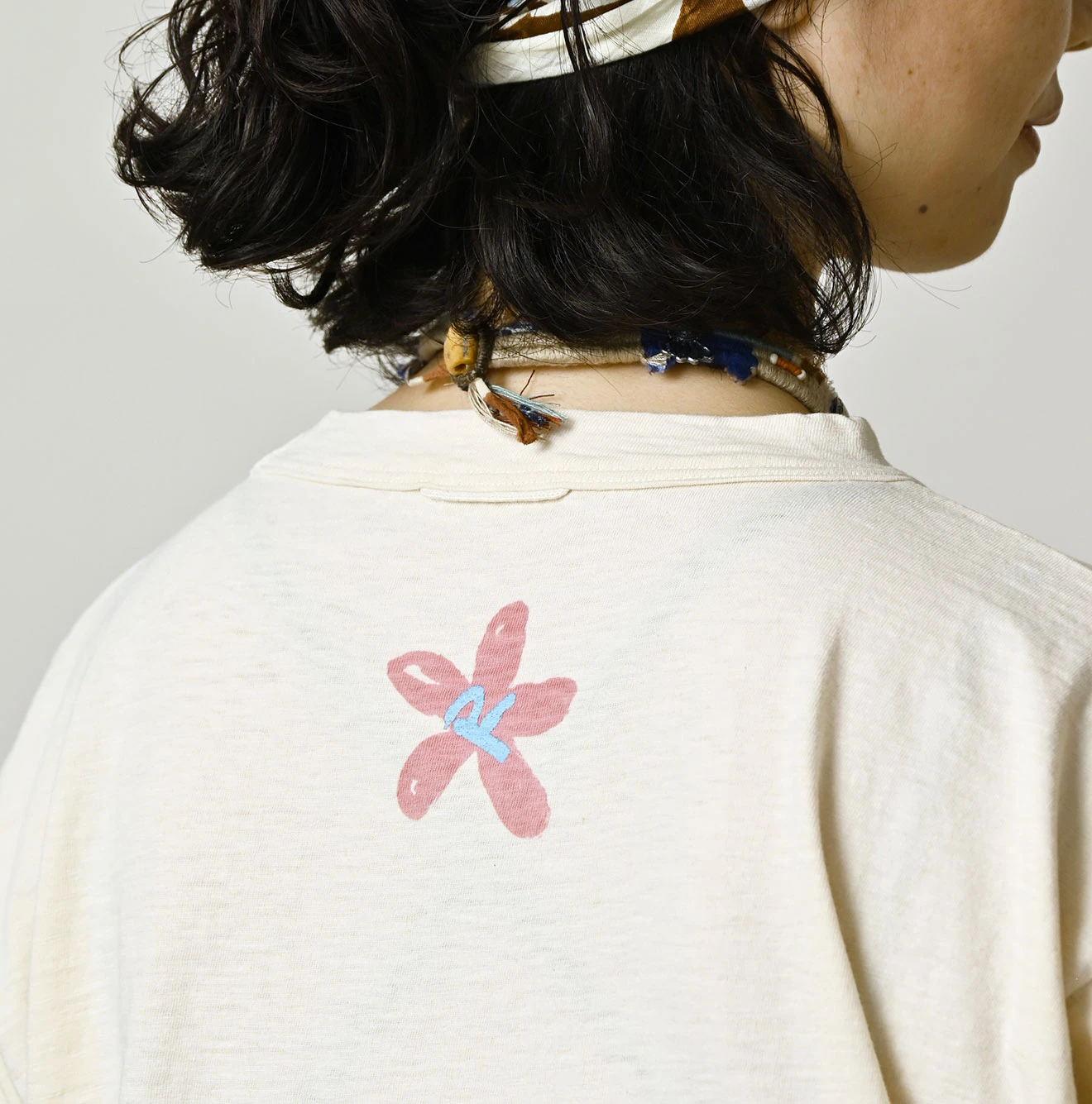 45R(フォーティファイブアール) |天竺ヒッピーフラワーロゴプリントの908オーシャンTシャツ