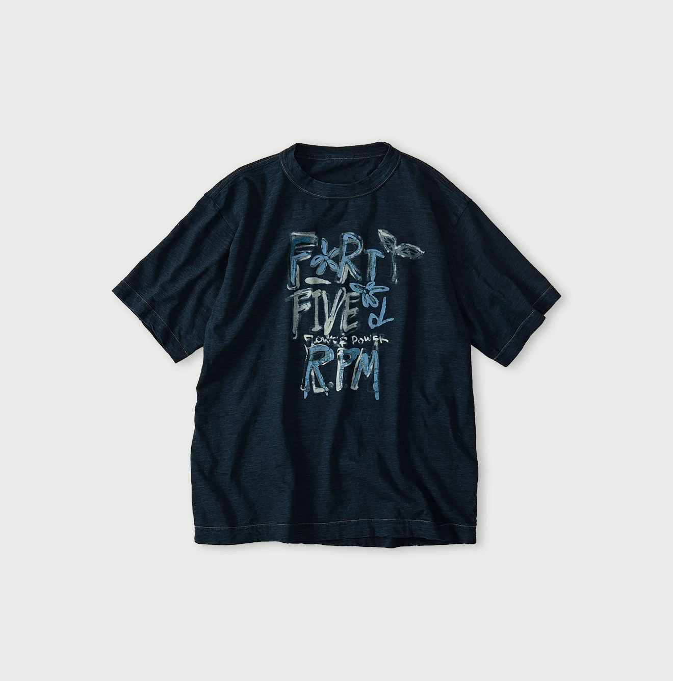 45R(フォーティファイブアール) |天竺ヒッピーフラワーロゴプリントの908オーシャンTシャツ（インディゴ）