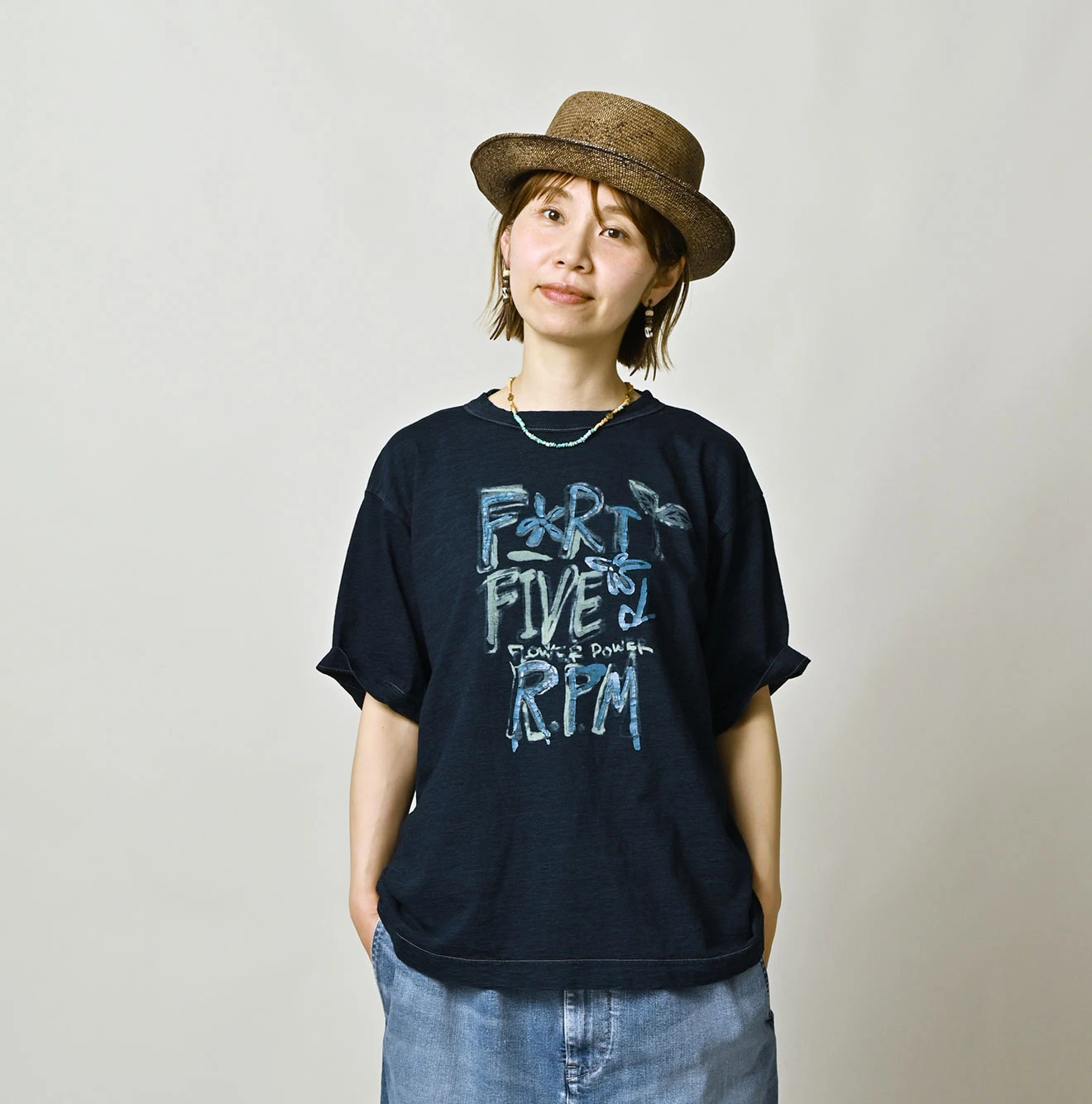 45R(フォーティファイブアール) |天竺ヒッピーフラワーロゴプリントの908オーシャンTシャツ（インディゴ）