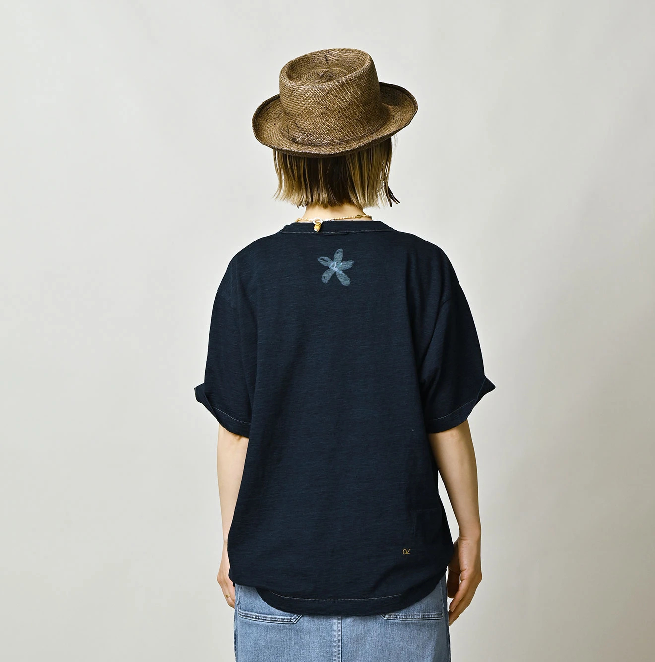 45R(フォーティファイブアール) |天竺ヒッピーフラワーロゴプリントの908オーシャンTシャツ（インディゴ）