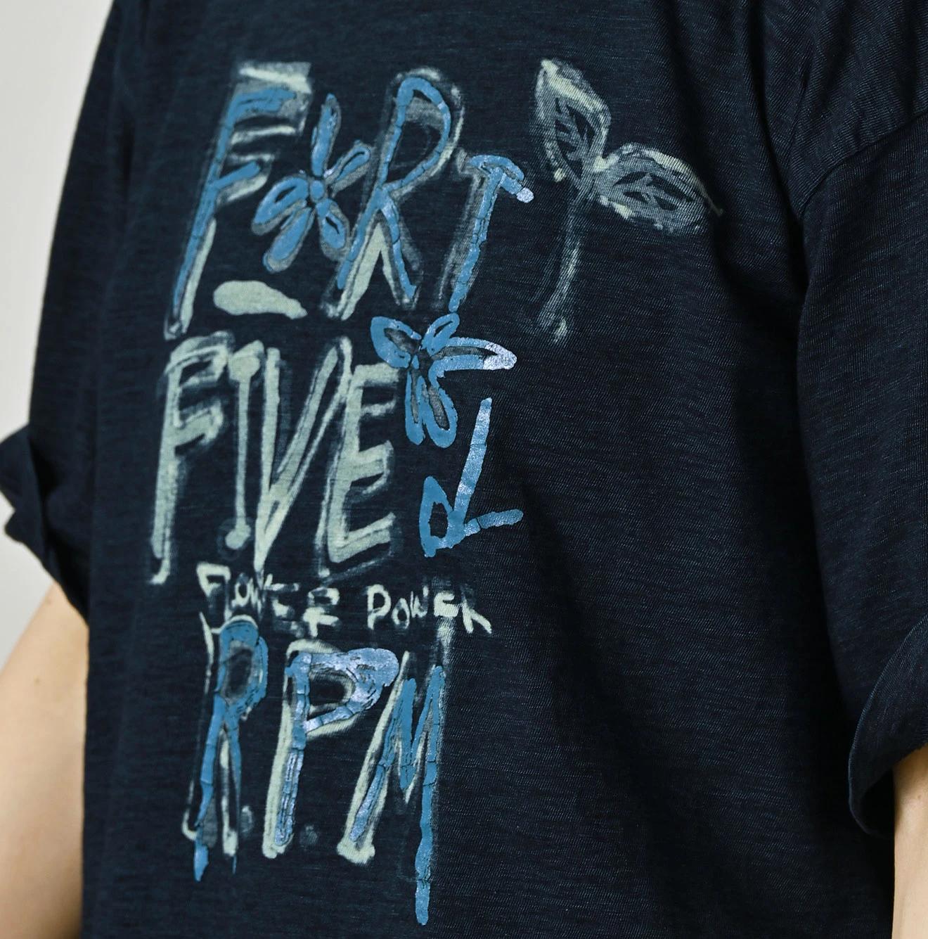 45R(フォーティファイブアール) |天竺ヒッピーフラワーロゴプリントの908オーシャンTシャツ（インディゴ）