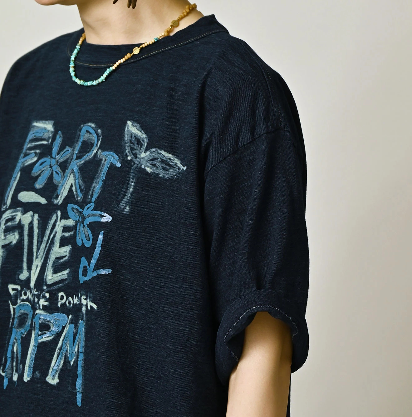 45R(フォーティファイブアール) |天竺ヒッピーフラワーロゴプリントの908オーシャンTシャツ（インディゴ）