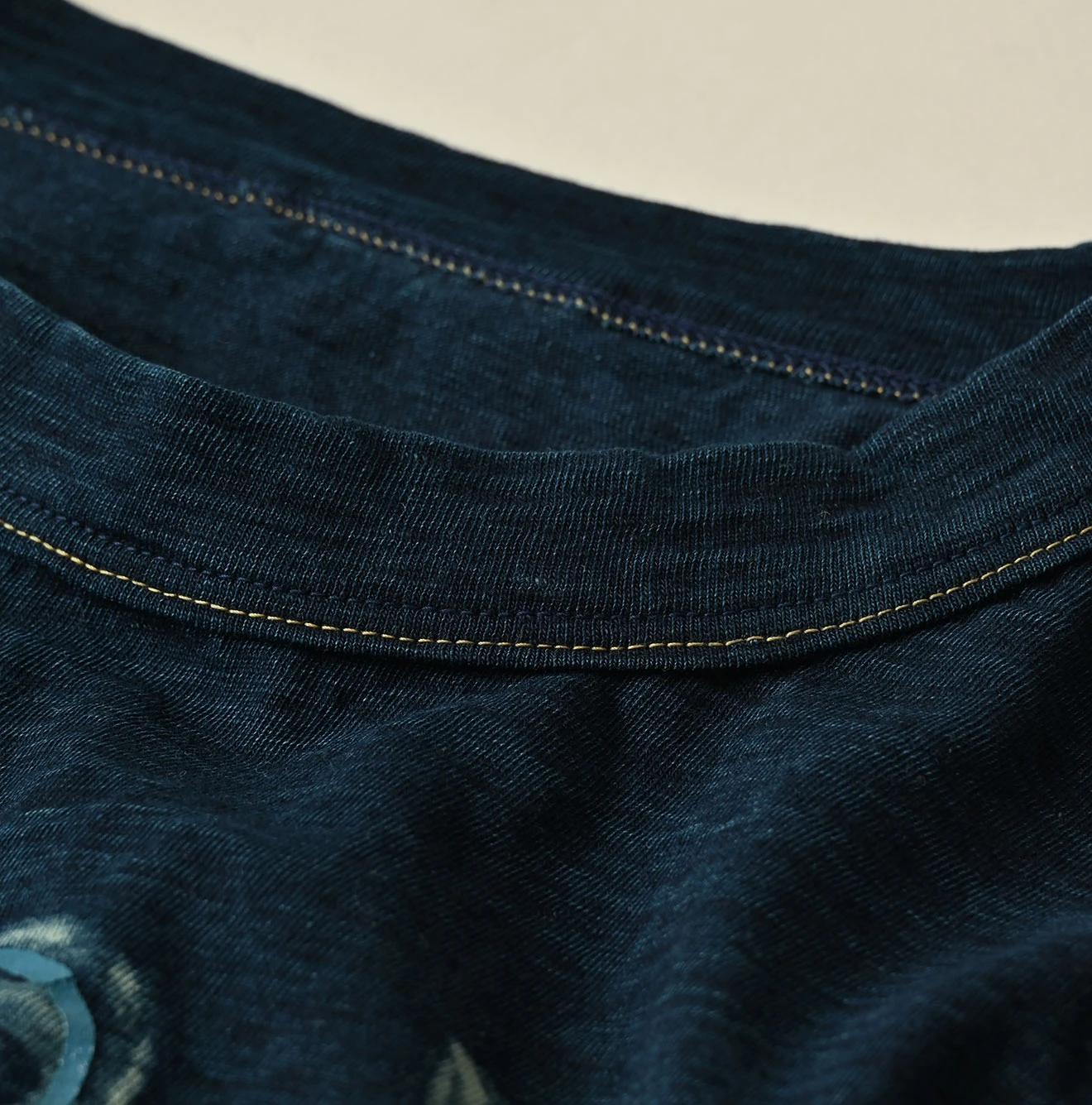 45R(フォーティファイブアール) |天竺ヒッピーフラワーロゴプリントの908オーシャンTシャツ（インディゴ）