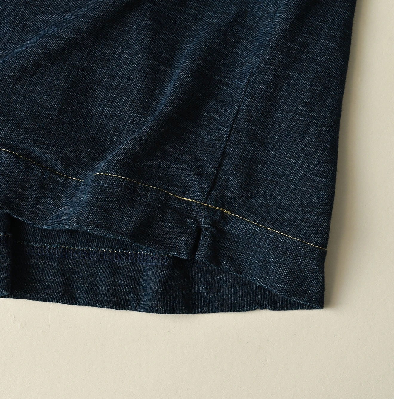 45R(フォーティファイブアール) |天竺ヒッピーフラワーロゴプリントの908オーシャンTシャツ（インディゴ）
