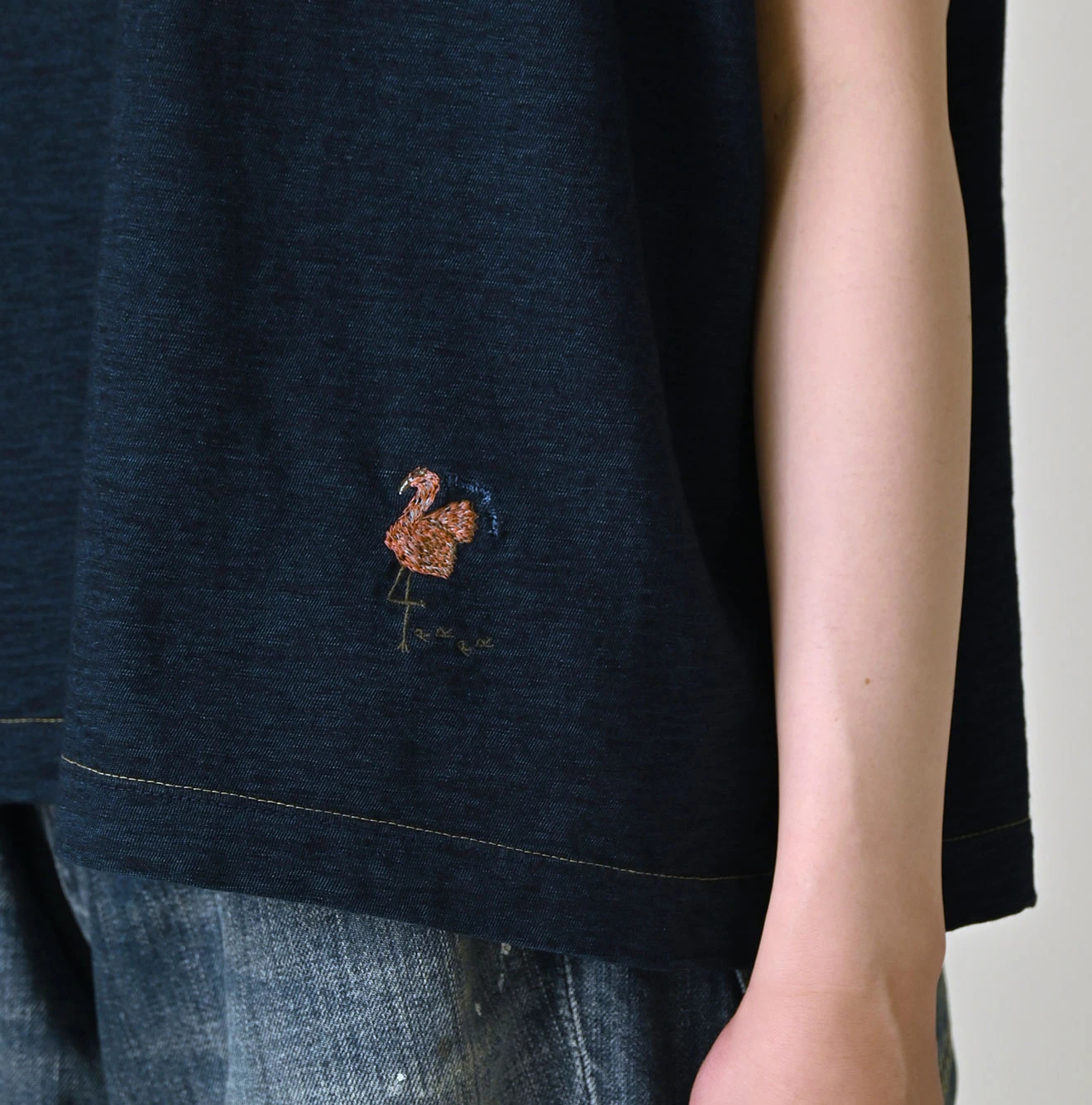 45R(フォーティファイブアール) |フラミングウェイ君刺繍のMキャミ（インディゴ）