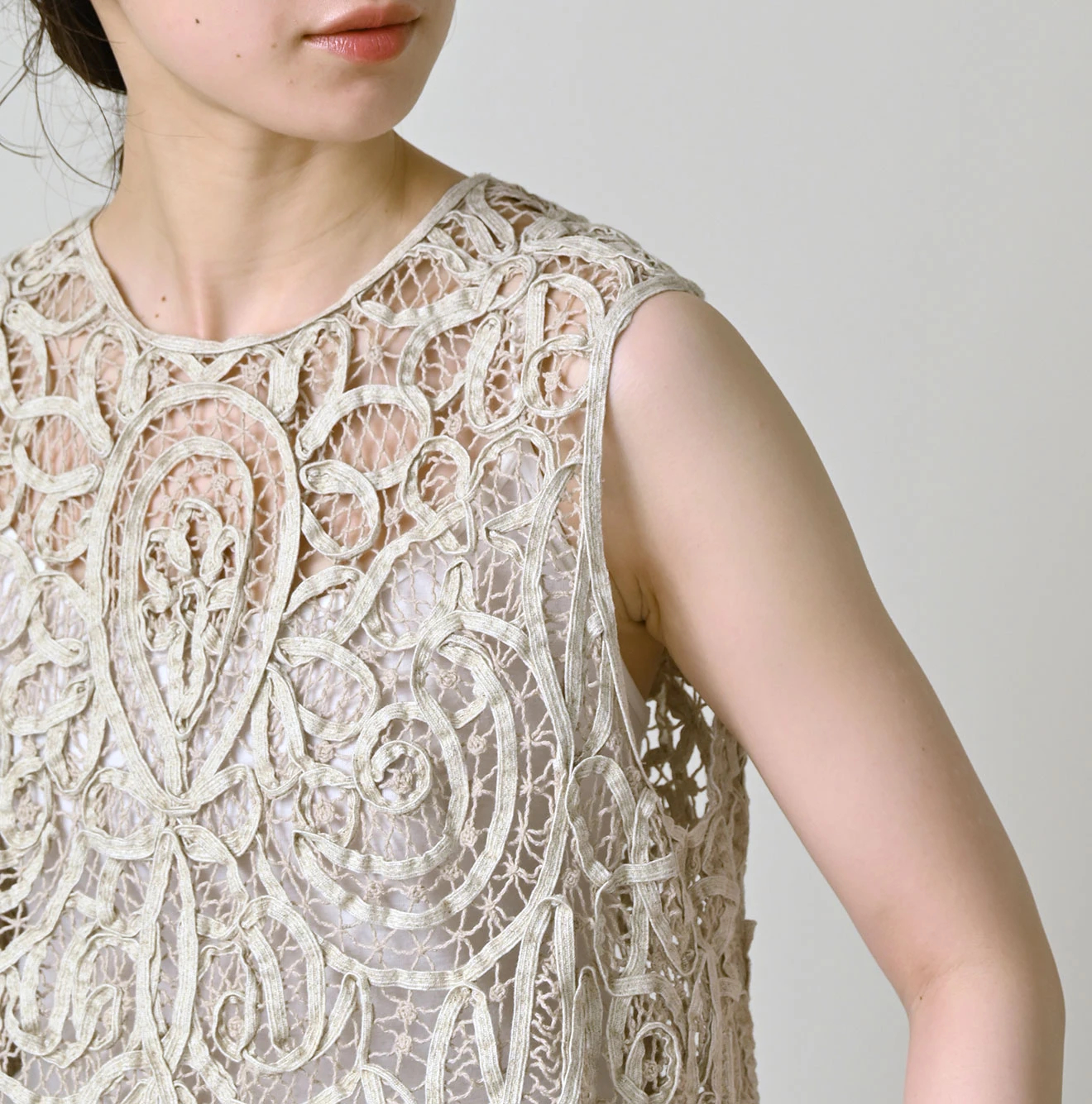 45R(フォーティファイブアール) |リネンリボンバテン刺繍のノースリーブトップ