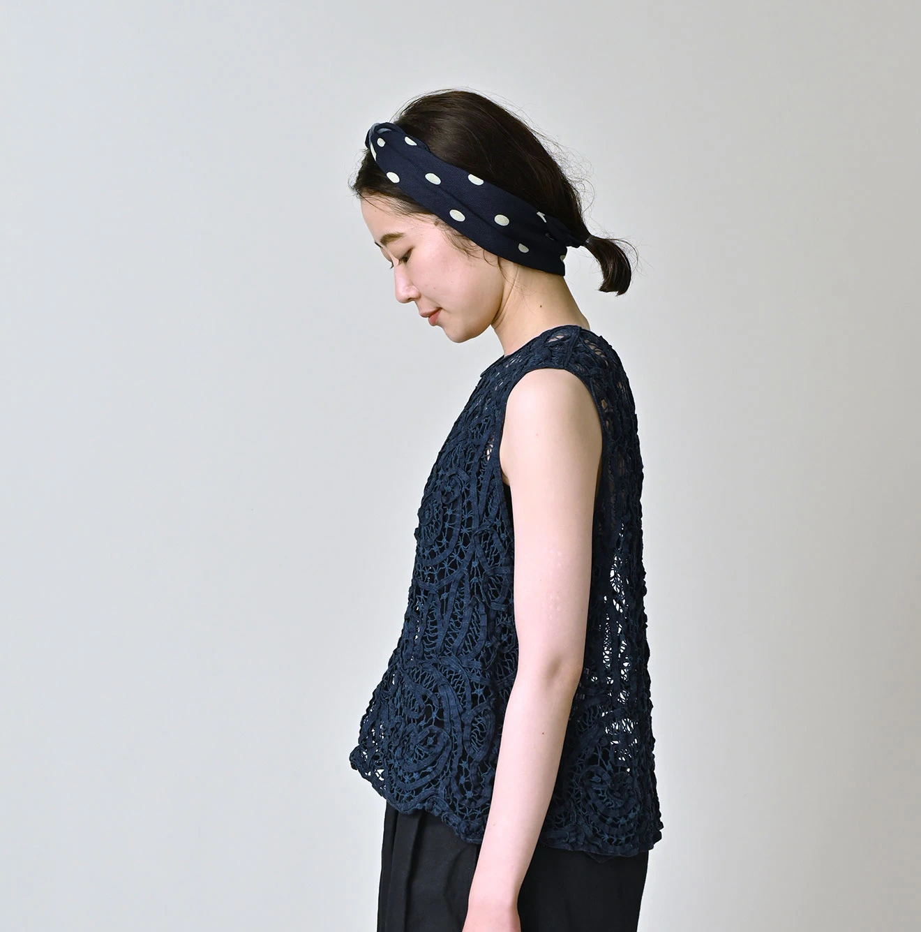 45R(フォーティファイブアール) |リネンリボンバテン刺繍のノースリーブトップ（藍）