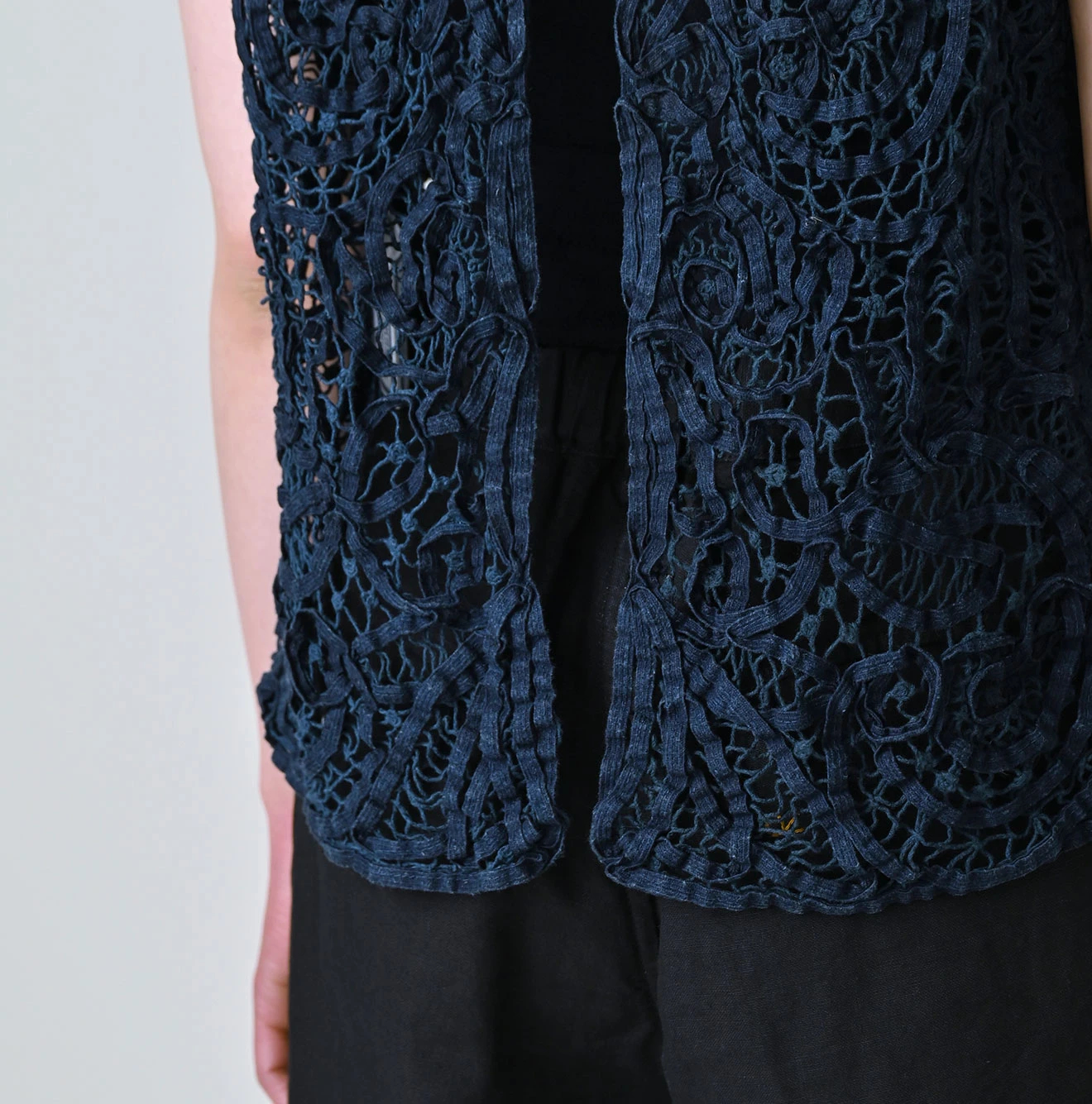45R(フォーティファイブアール) |リネンリボンバテン刺繍のノースリーブトップ（藍）