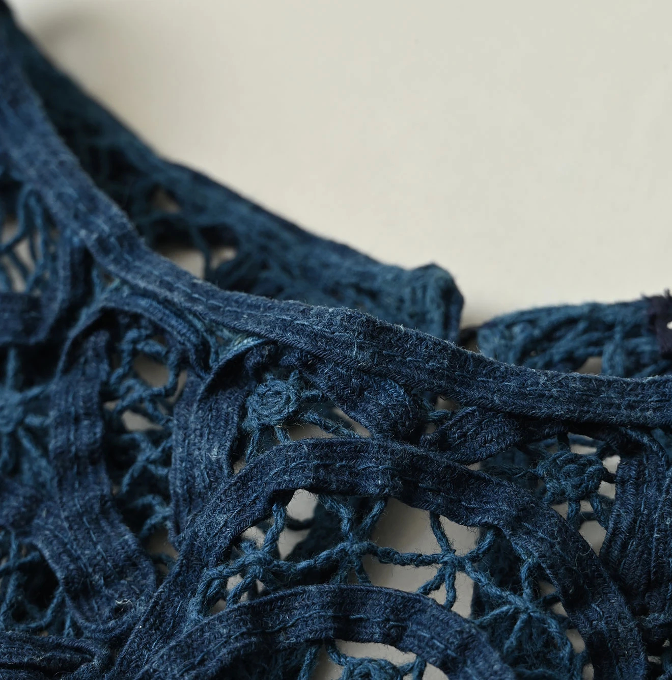 45R(フォーティファイブアール) |リネンリボンバテン刺繍のノースリーブトップ（藍）