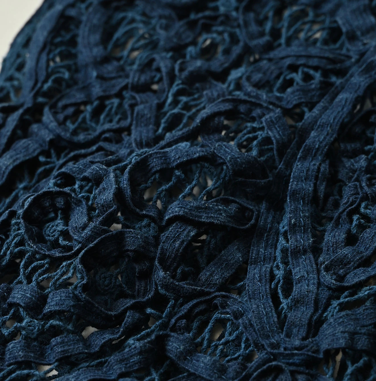 45R(フォーティファイブアール) |リネンリボンバテン刺繍のノースリーブトップ（藍）