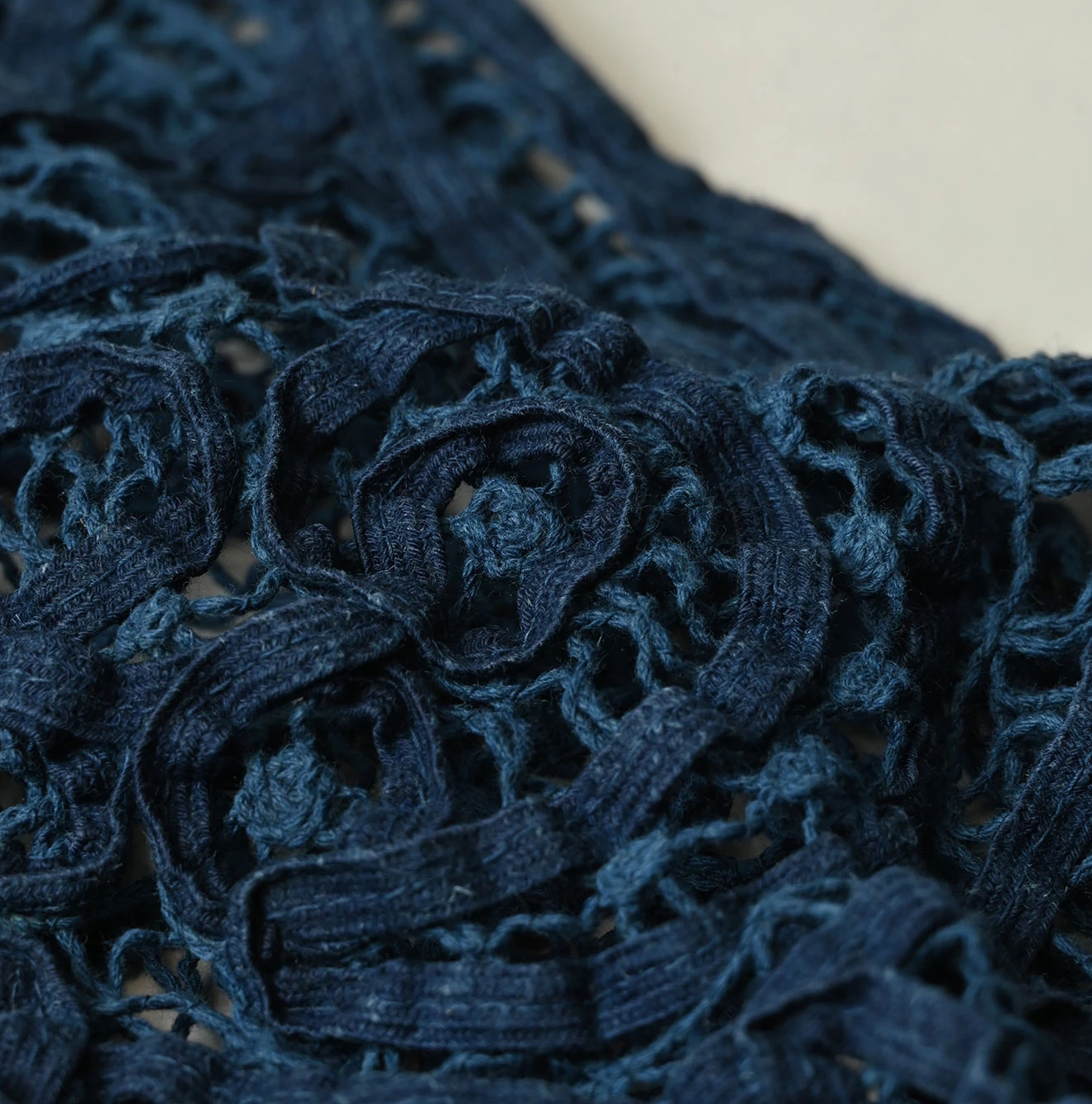 45R(フォーティファイブアール) |リネンリボンバテン刺繍のノースリーブトップ（藍）