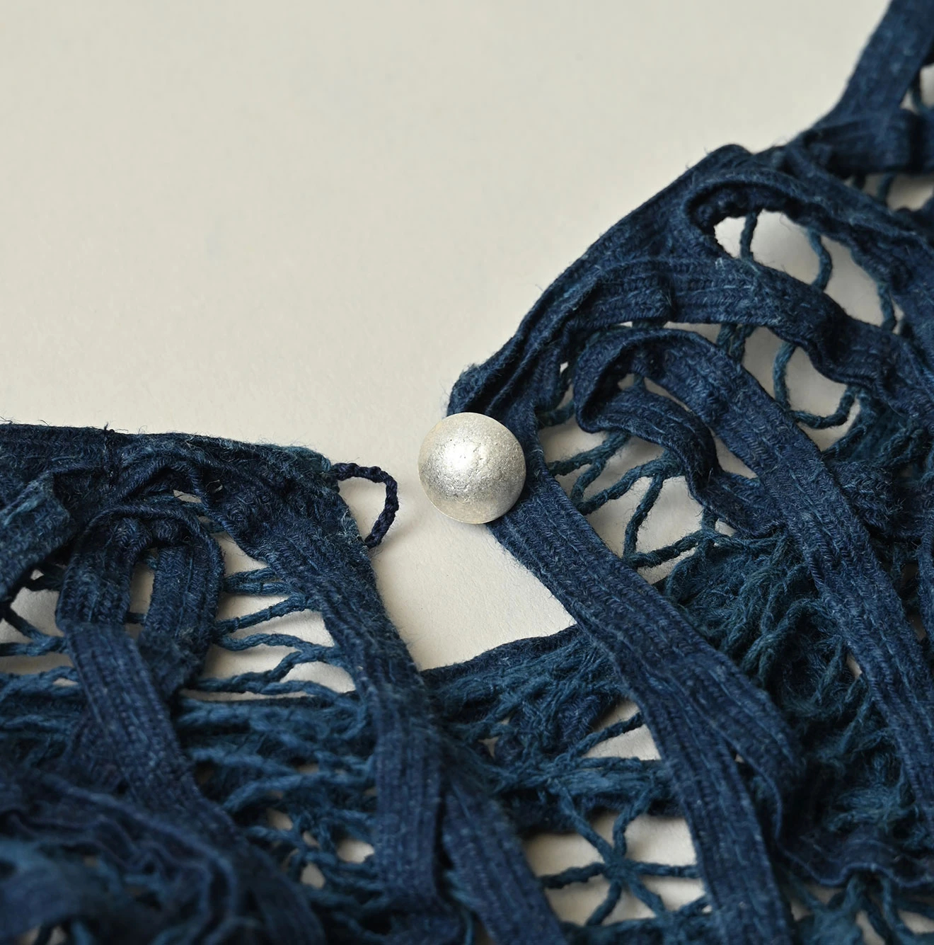 45R(フォーティファイブアール) |リネンリボンバテン刺繍のノースリーブトップ（藍）