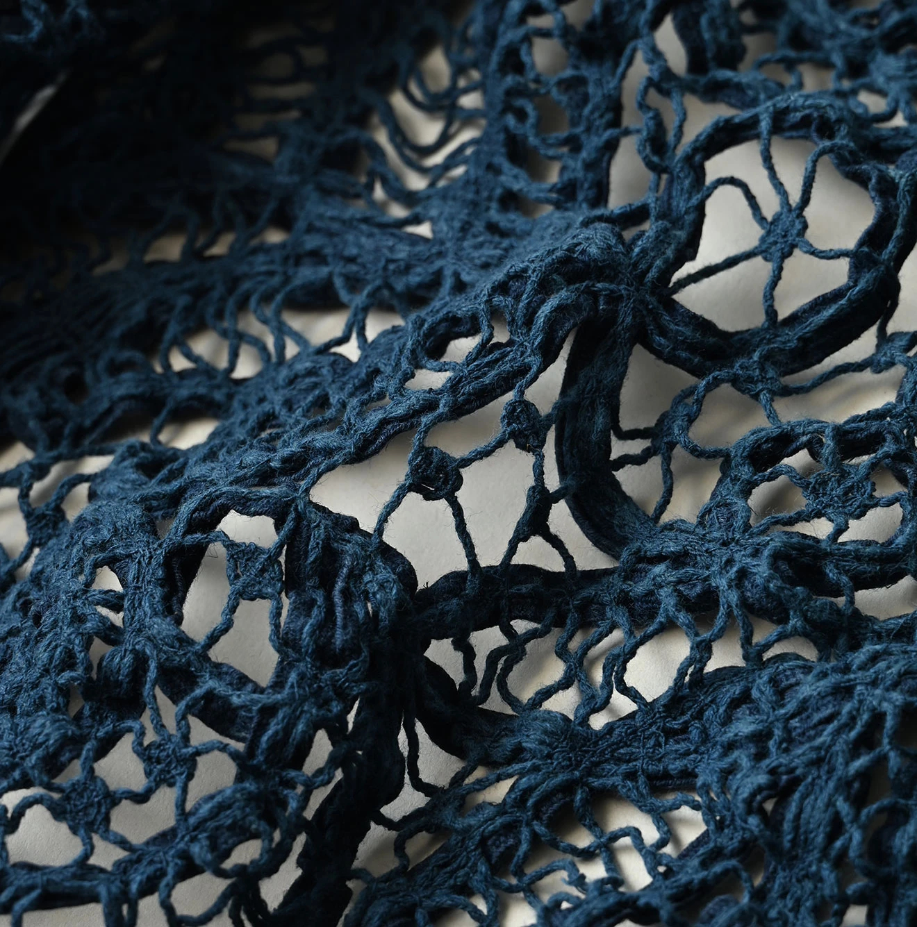 45R(フォーティファイブアール) |リネンリボンバテン刺繍のノースリーブトップ（藍）