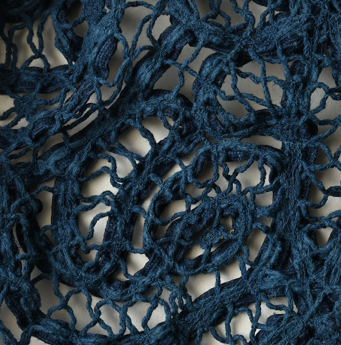 45R(フォーティファイブアール) |リネンリボンバテン刺繍のノースリーブトップ（藍）