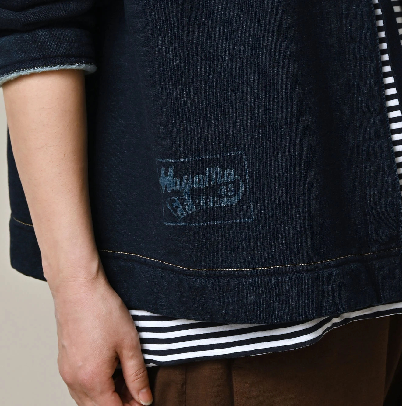 45R(フォーティファイブアール) |葉山ものがたり ウクレレちゃん刺繍の裏毛ボレロ（インディゴ）