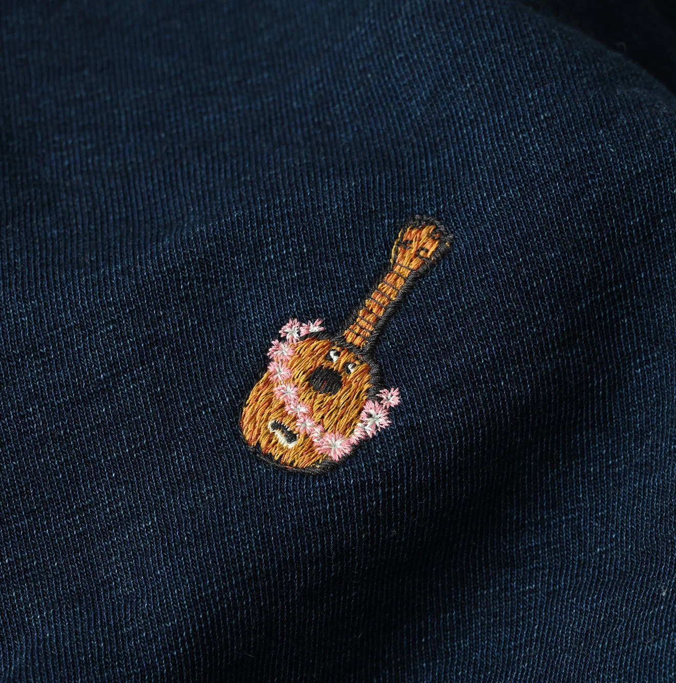 45R(フォーティファイブアール) |葉山ものがたり ウクレレちゃん刺繍の裏毛ボレロ（インディゴ）