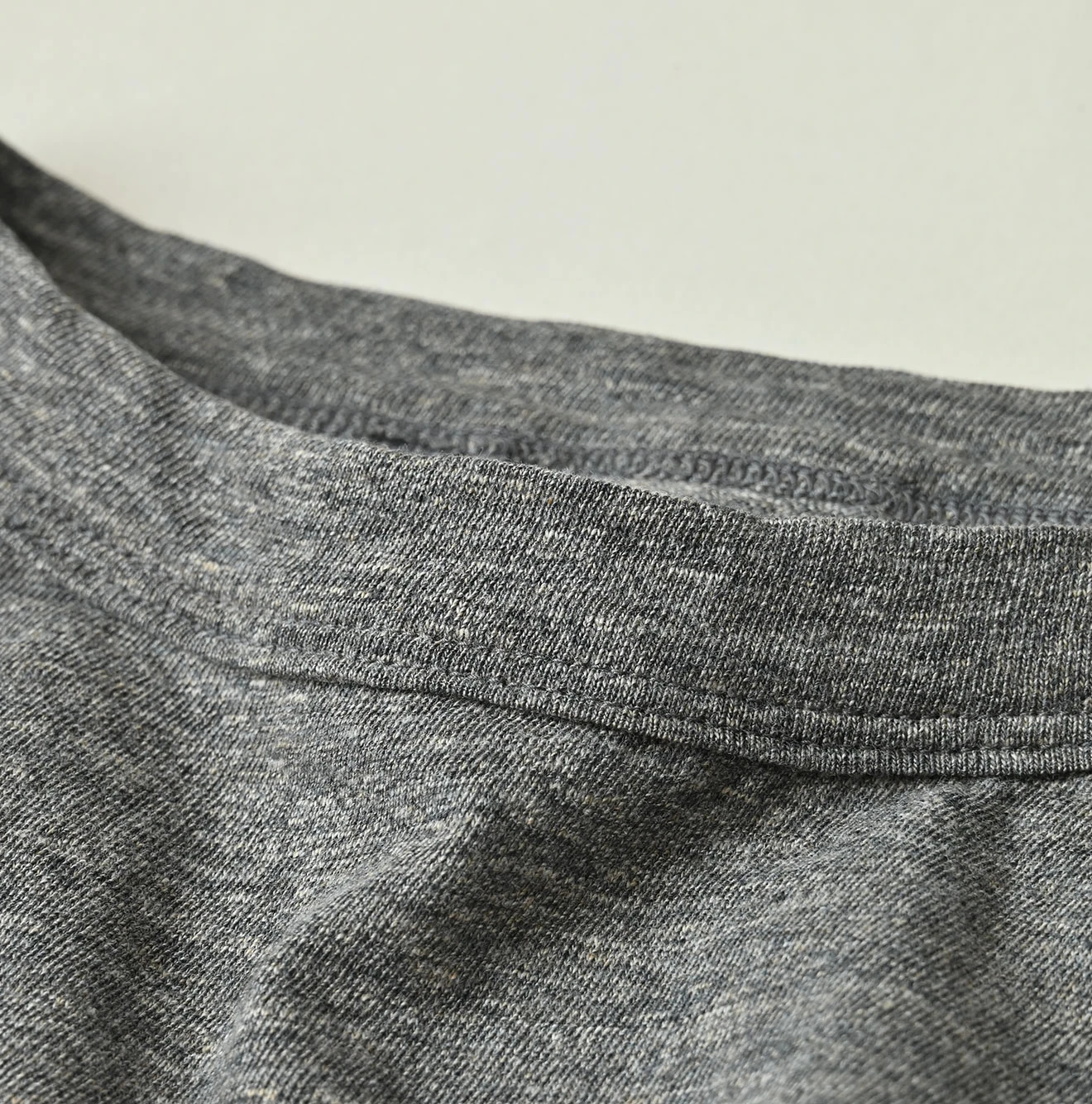 45R(フォーティファイブアール) |In the Rawプリントのチビ比女Tシャツ（トップ）