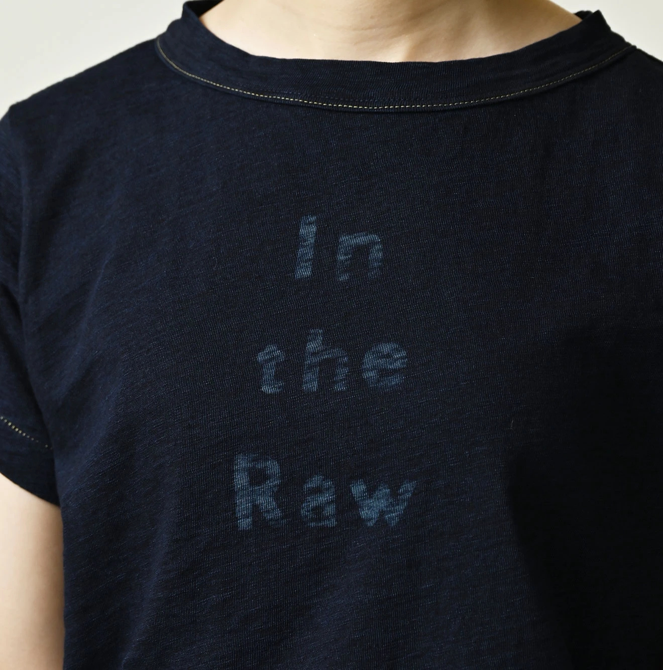 45R(フォーティファイブアール) |In the Rawプリントのチビ比女Tシャツ（インディゴ）