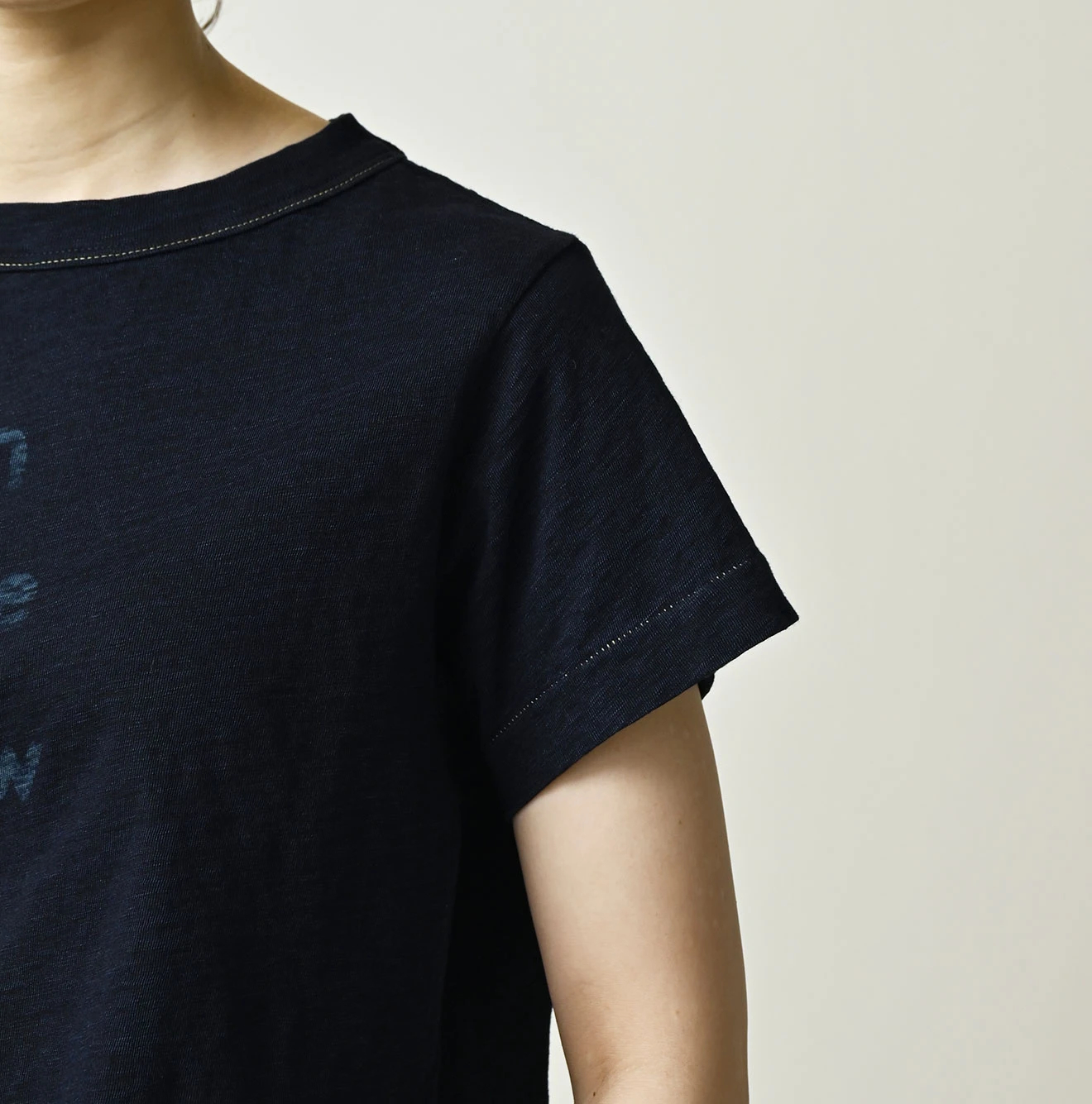 45R(フォーティファイブアール) |In the Rawプリントのチビ比女Tシャツ（インディゴ）