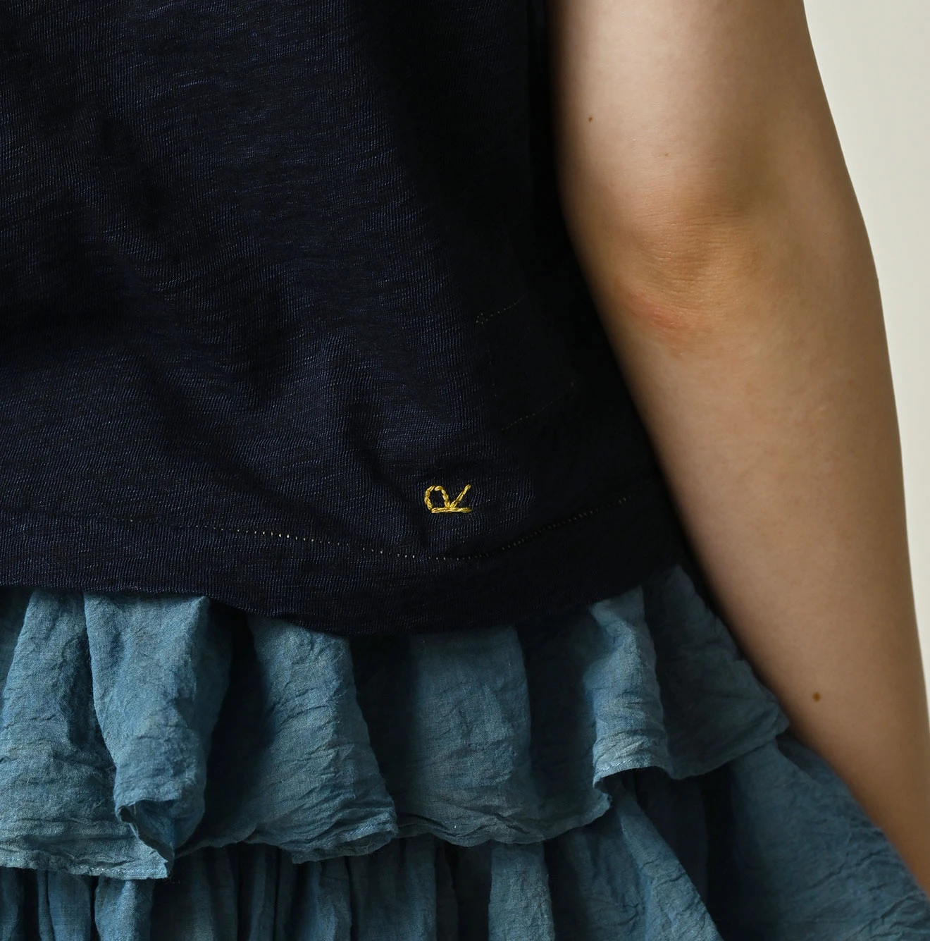 45R(フォーティファイブアール) |In the Rawプリントのチビ比女Tシャツ（インディゴ）