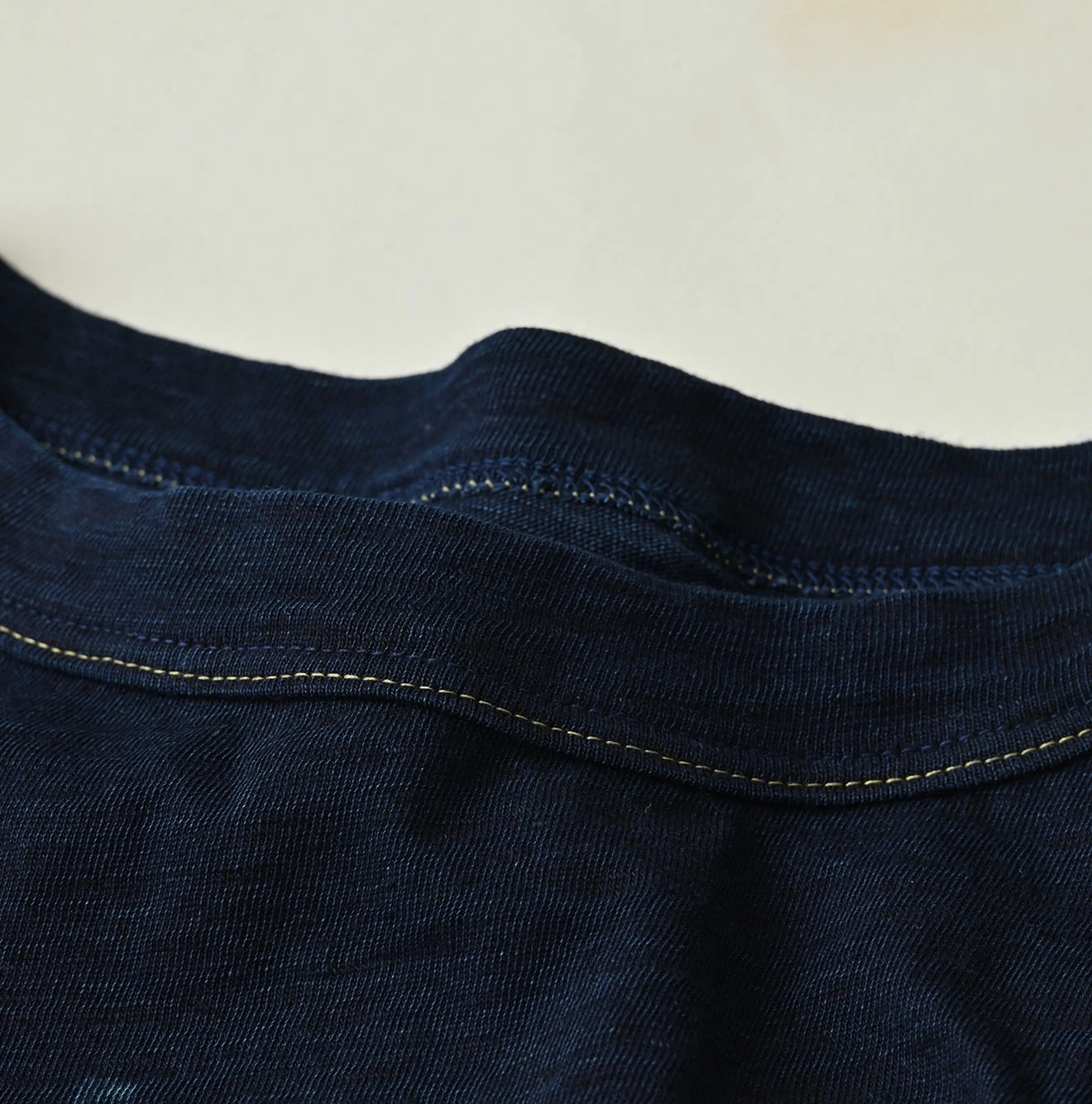 45R(フォーティファイブアール) |In the Rawプリントのチビ比女Tシャツ（インディゴ）
