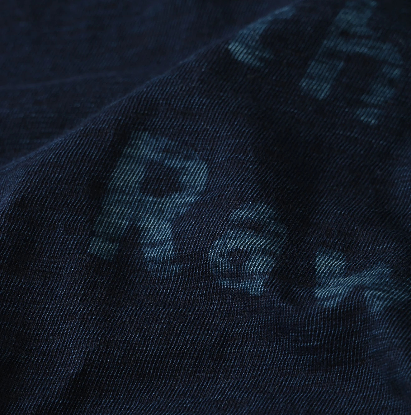 45R(フォーティファイブアール) |In the Rawプリントのチビ比女Tシャツ（インディゴ）