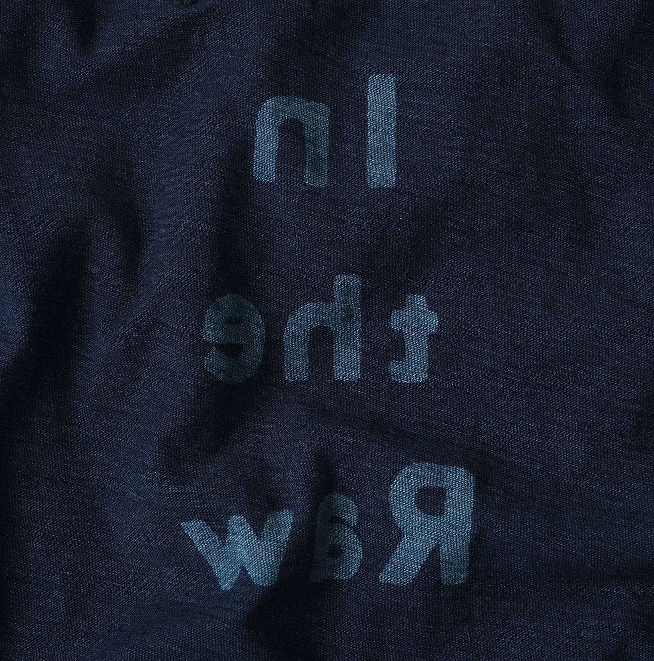 45R(フォーティファイブアール) |In the Rawプリントのチビ比女Tシャツ（インディゴ）