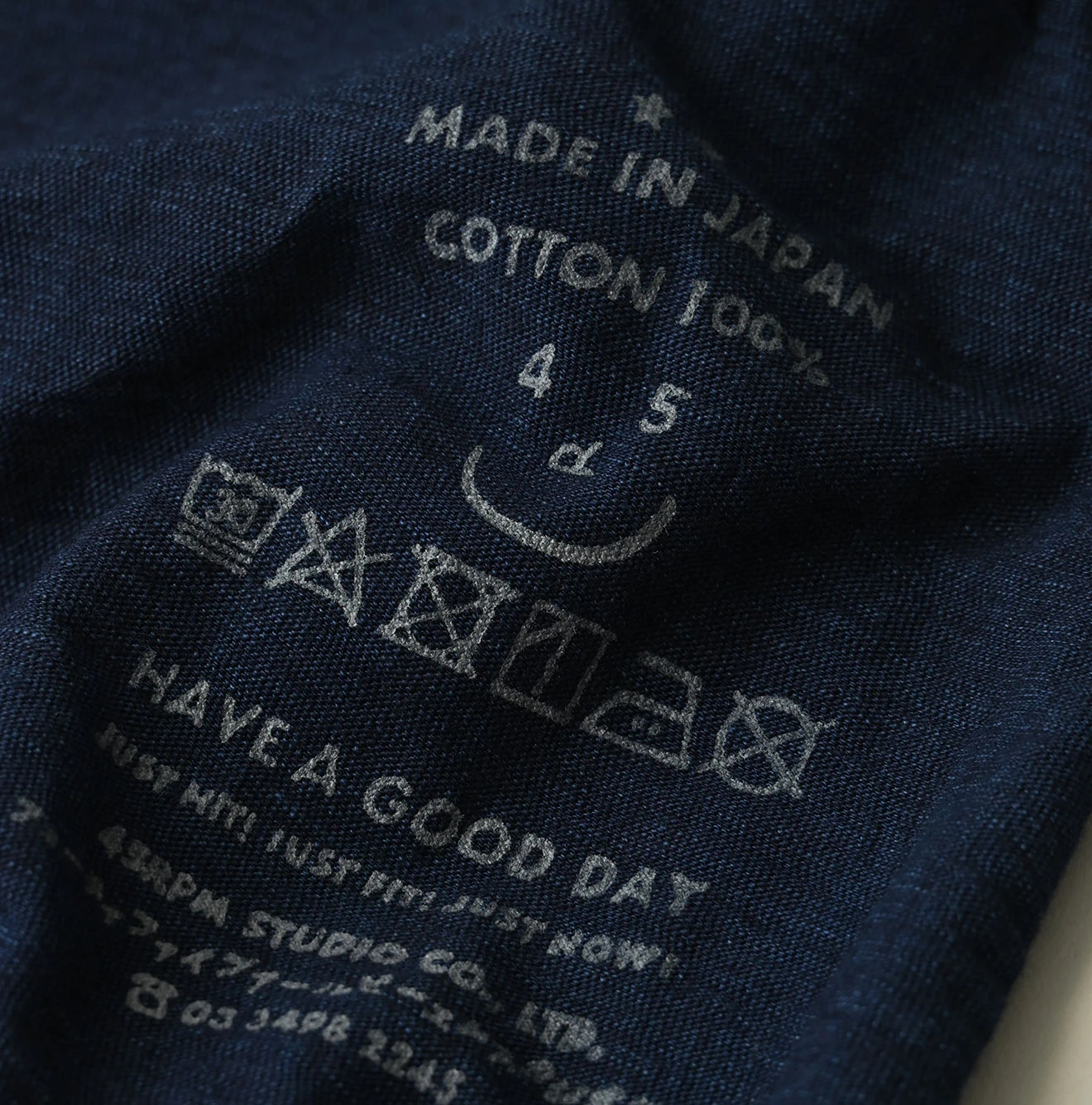 45R(フォーティファイブアール) |In the Rawプリントのチビ比女Tシャツ（インディゴ）