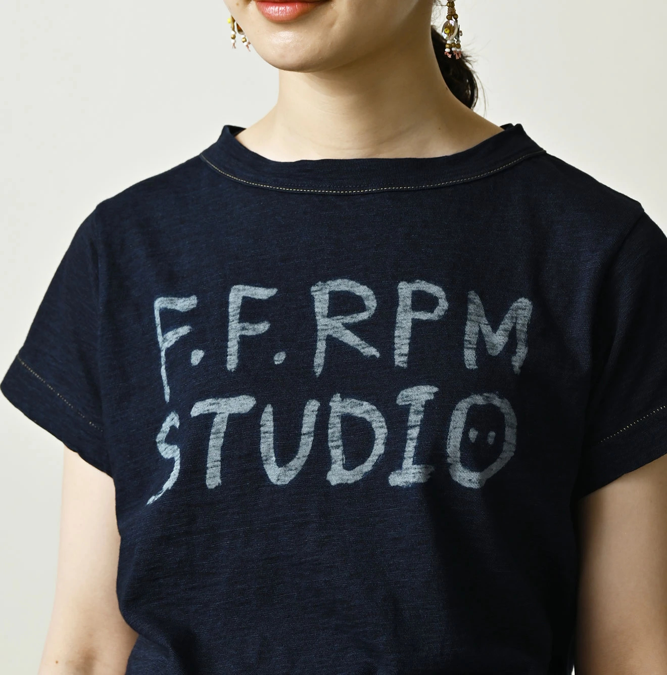 45R(フォーティファイブアール) |ドンキーくん刺繍のチビ比女ロゴTシャツ（インディゴ）