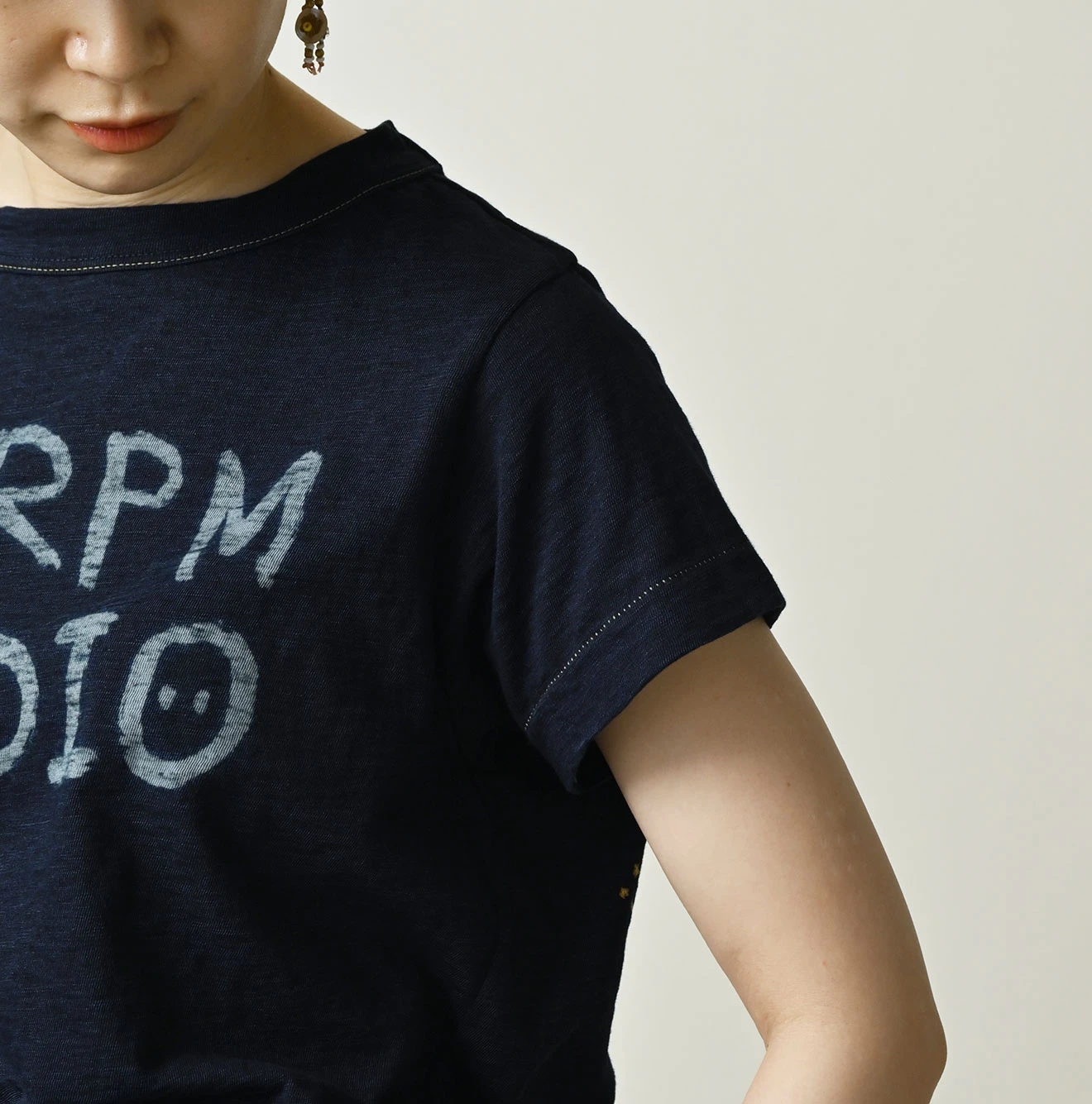 45R(フォーティファイブアール) |ドンキーくん刺繍のチビ比女ロゴTシャツ（インディゴ）