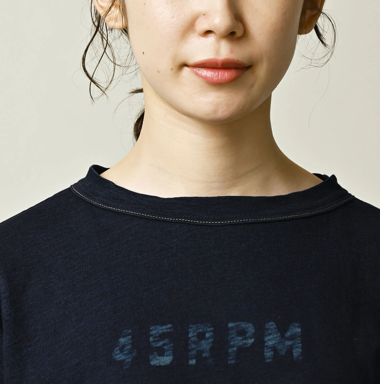 45R(フォーティファイブアール) |天竺のチビ比女deロゴTシャツ（インディゴ）