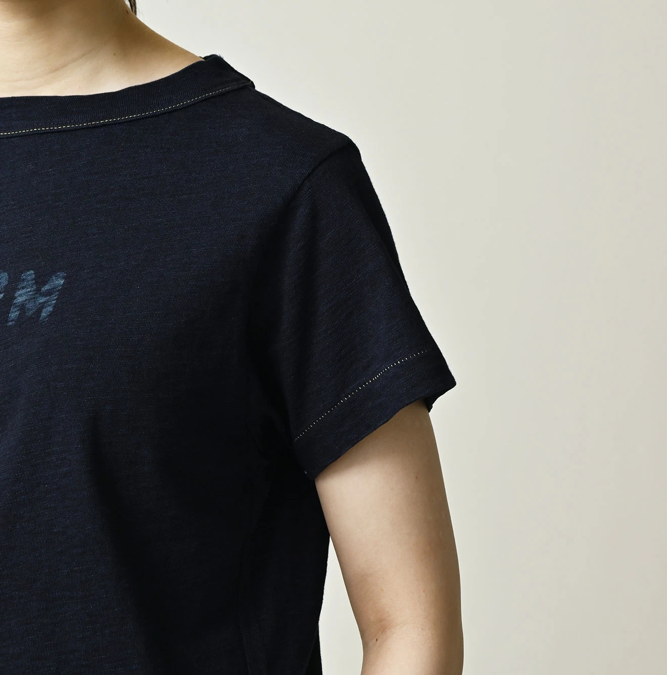 45R(フォーティファイブアール) |天竺のチビ比女deロゴTシャツ（インディゴ）