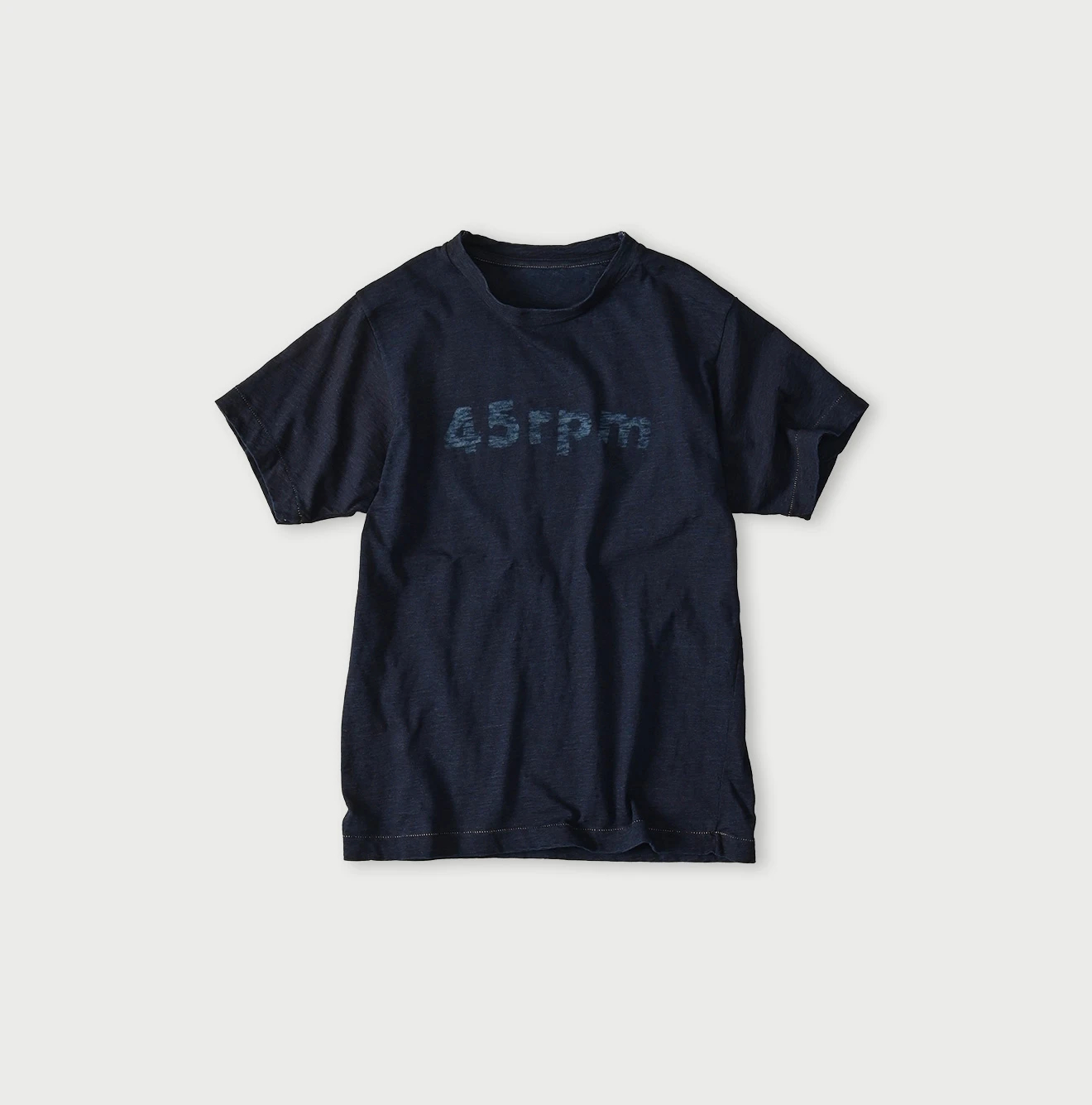 45R(フォーティファイブアール) |マルフツラロゴプリントの908竹比古Tシャツ（インディゴ）