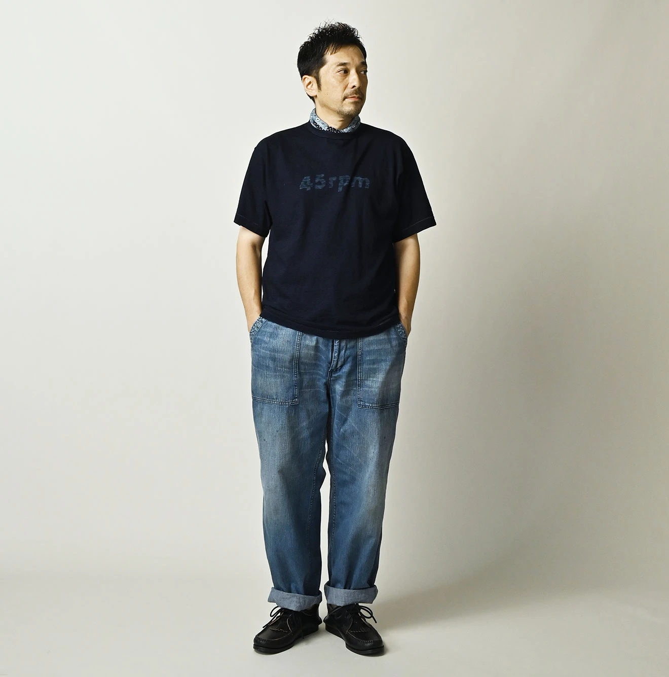 45R(フォーティファイブアール) |マルフツラロゴプリントの908竹比古Tシャツ（インディゴ）