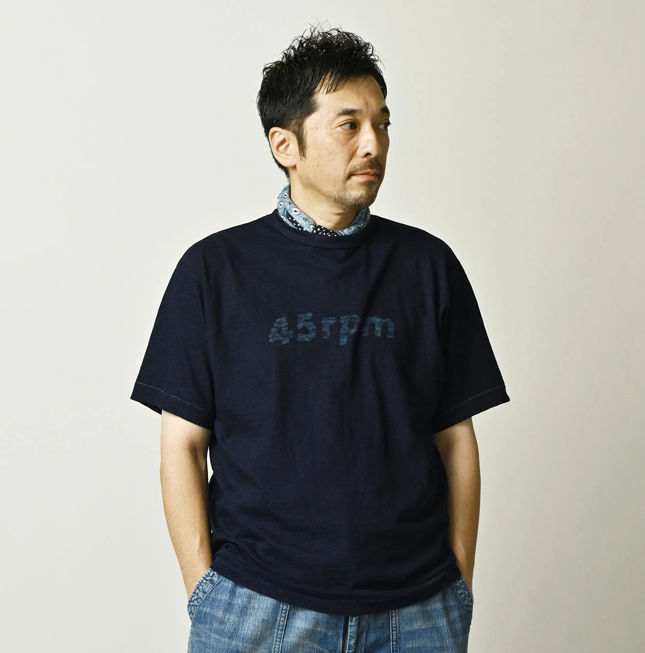 45R(フォーティファイブアール) |マルフツラロゴプリントの908竹比古Tシャツ（インディゴ）