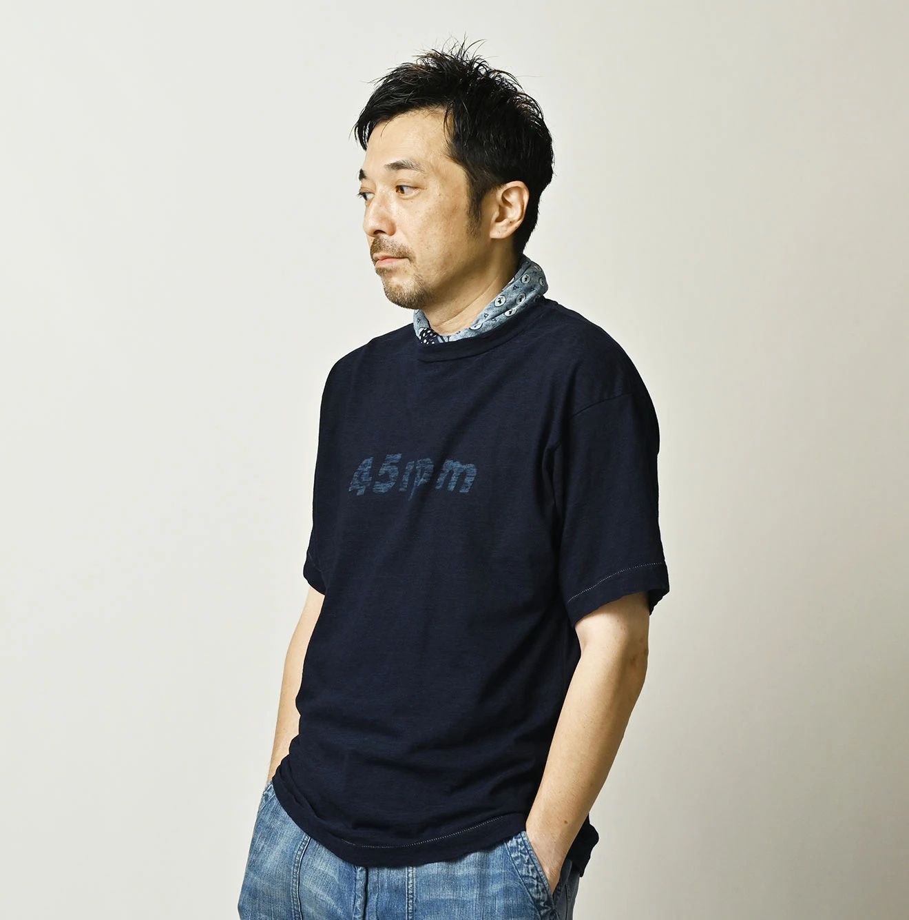 45R(フォーティファイブアール) |マルフツラロゴプリントの908竹比古Tシャツ（インディゴ）
