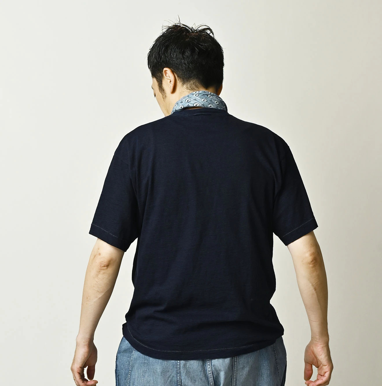 45R(フォーティファイブアール) |マルフツラロゴプリントの908竹比古Tシャツ（インディゴ）