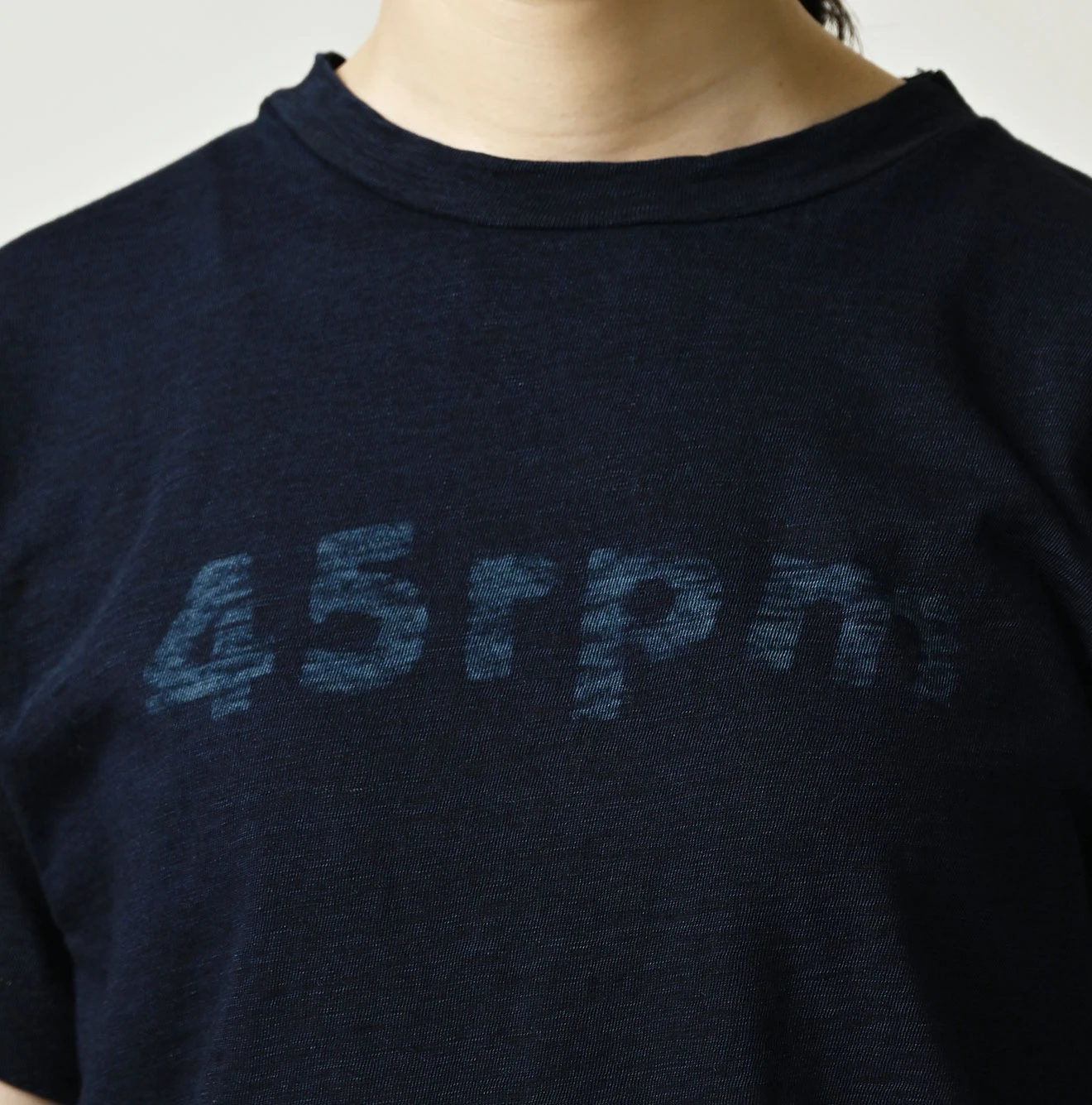 45R(フォーティファイブアール) |マルフツラロゴプリントの908竹比古Tシャツ（インディゴ）