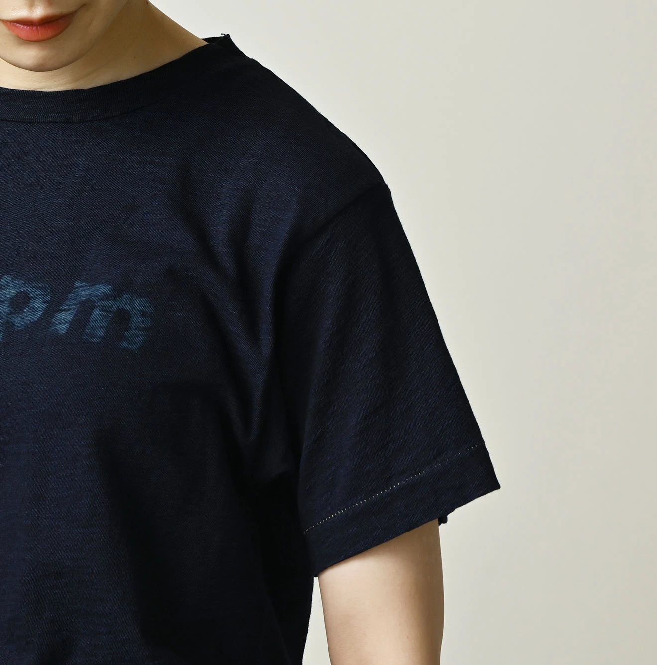 45R(フォーティファイブアール) |マルフツラロゴプリントの908竹比古Tシャツ（インディゴ）