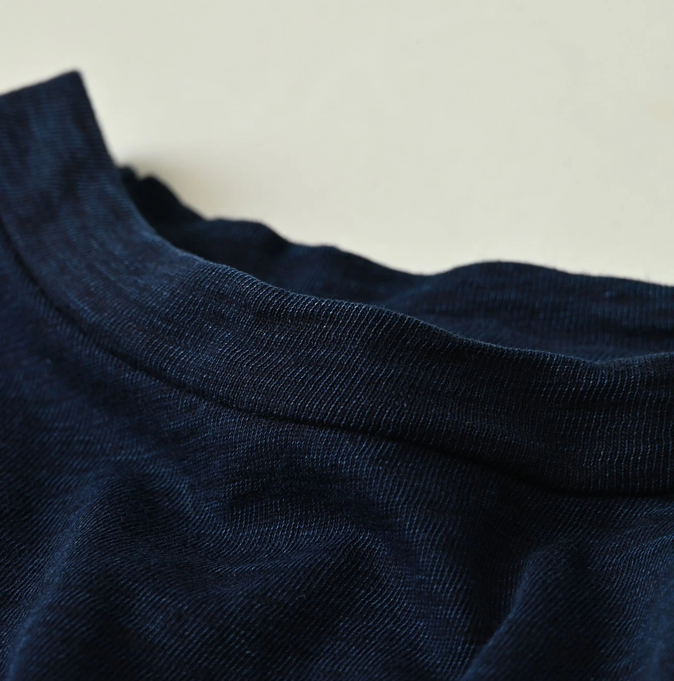 45R(フォーティファイブアール) |マルフツラロゴプリントの908竹比古Tシャツ（インディゴ）